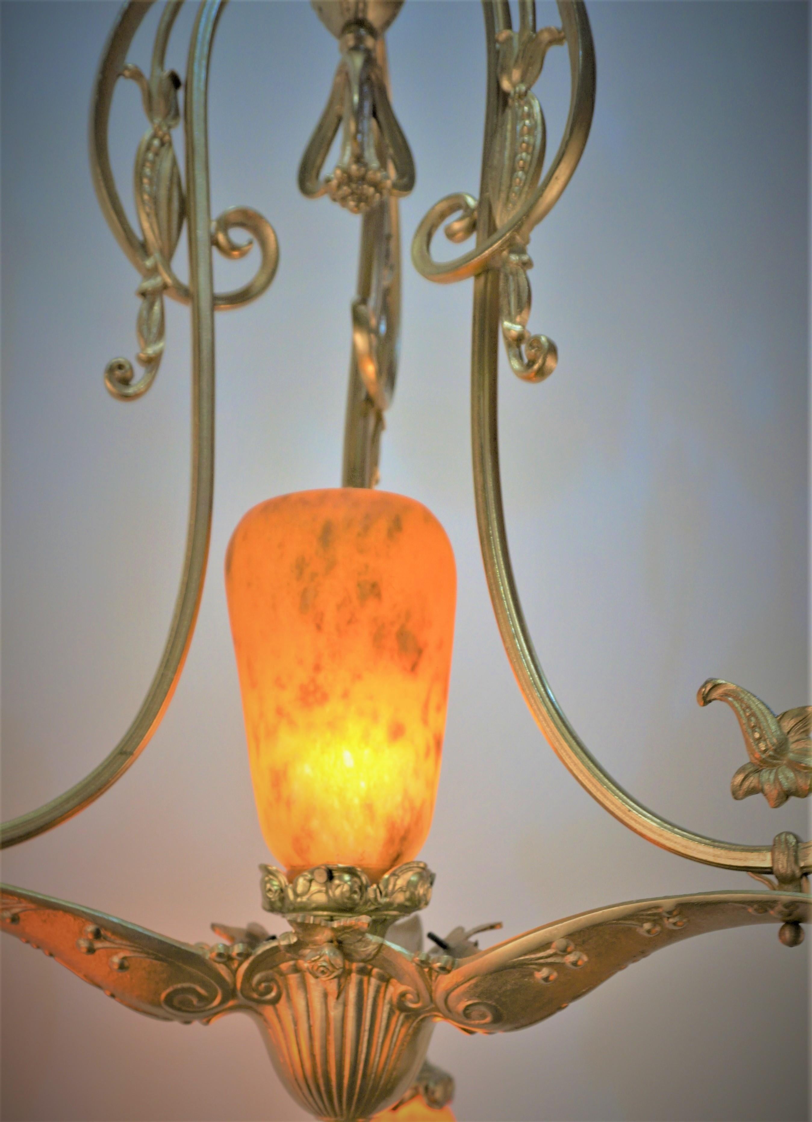 Schönes mundgeblasenes Glas mit elegantem Bronzerahmen aus den 1920er Jahren. Französischer Art-Déco-Kronleuchter von Daum Nancy.
Professionell neu verkabelt und einbaufertig.
