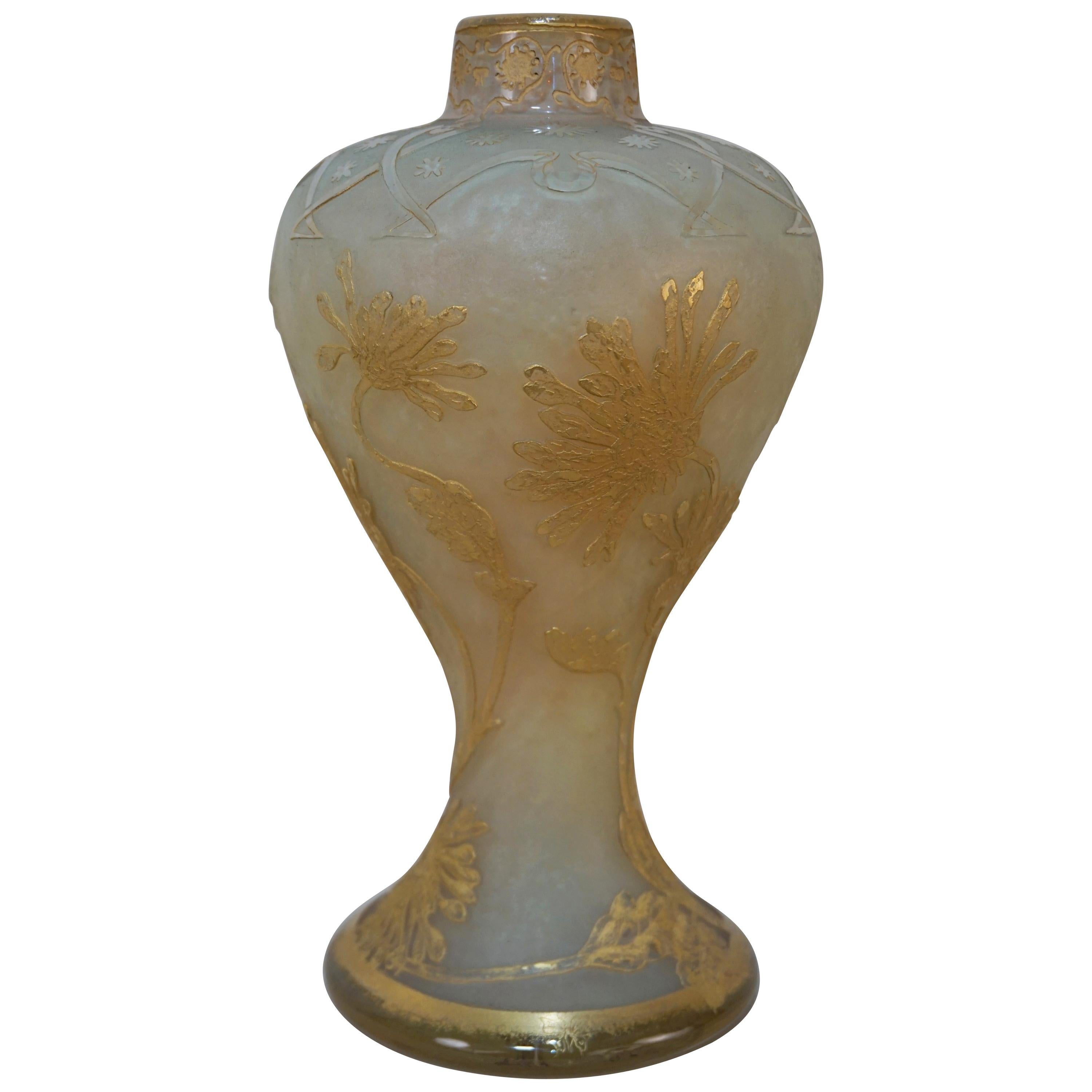 Daum Nancy Vase aus opalisierendem Glas mit Säureschliff