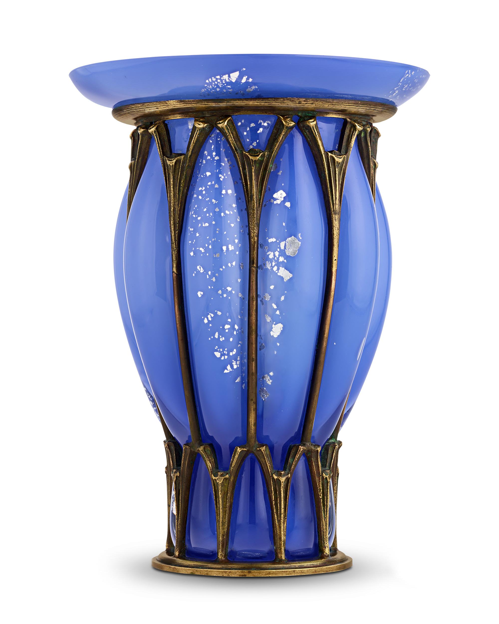 Vaso in vetro blu e ferro battuto
Daum Nancy e Majorelle
Circa 1925

Questo eccezionale vaso in vetro e ferro battuto rappresenta una straordinaria collaborazione tra Daum Nancy e Louis Majorelle, due dei nomi più celebri del design Art Déco. Unendo