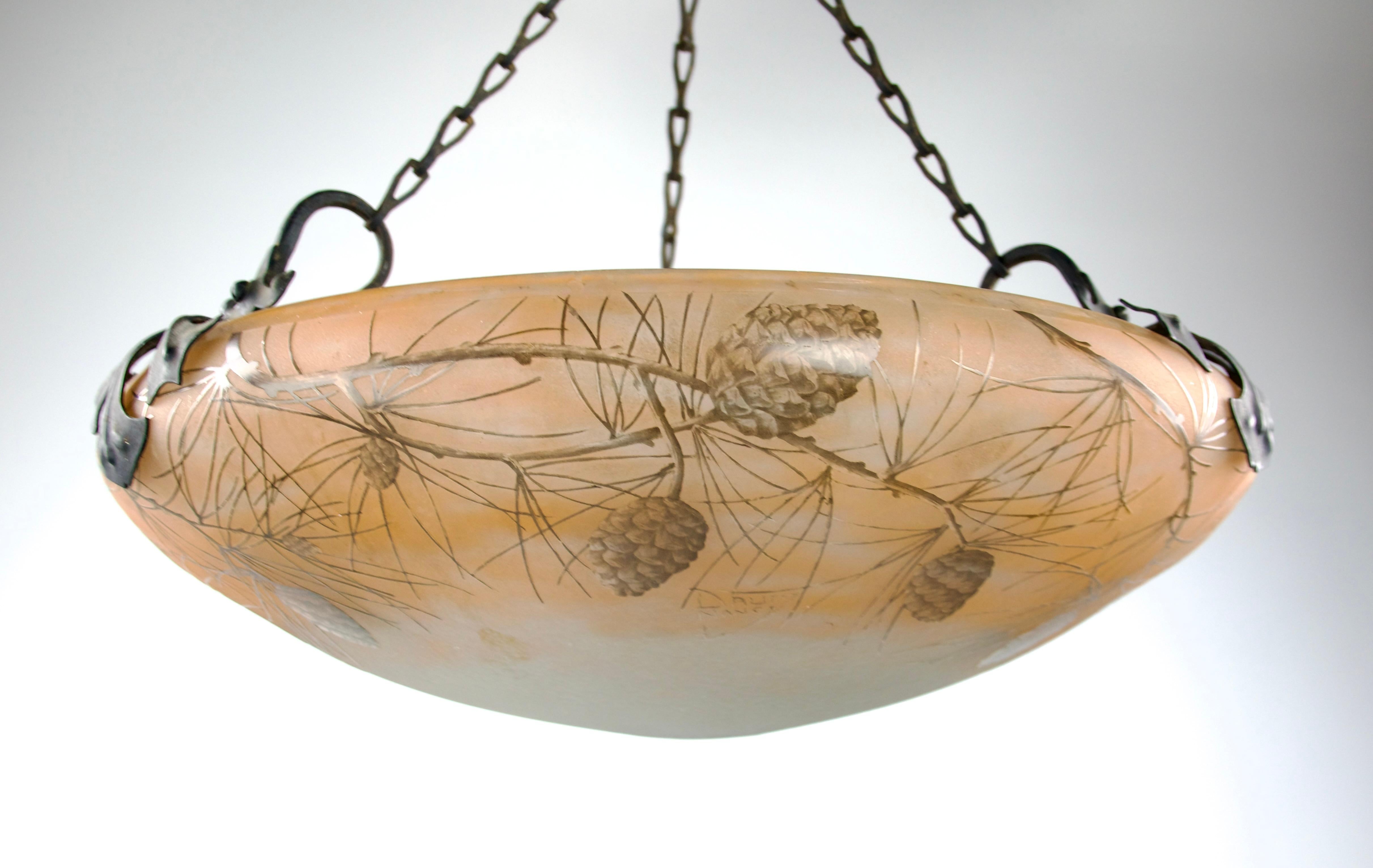 Beautiful and large pine cone etched glass suspension by the Daum # Nancy manufacture in collaboration with Louis Majorelle for the iron works. France early 1900s.

In good condition, slight signs of use and minuscule chips on the pine