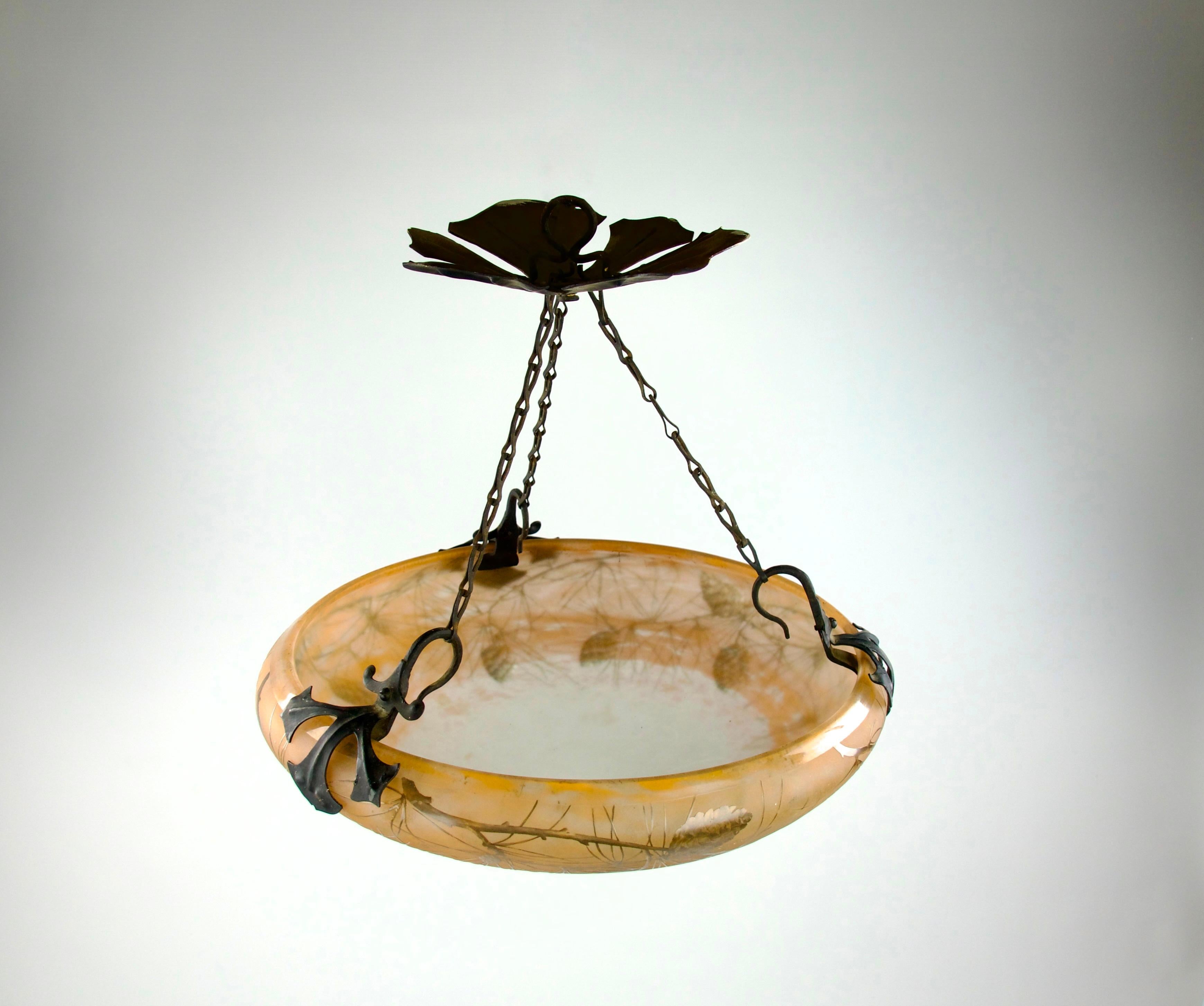 Début du 20ème siècle Suspension en verre gravé en forme de cône de pin, Art Nouveau 1900, Daum n° Nancy et Majorelle en vente