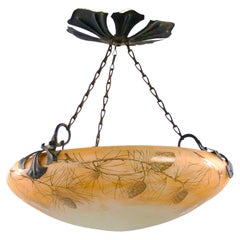 Suspension en verre gravé en forme de cône de pin, Art Nouveau 1900, Daum n° Nancy et Majorelle