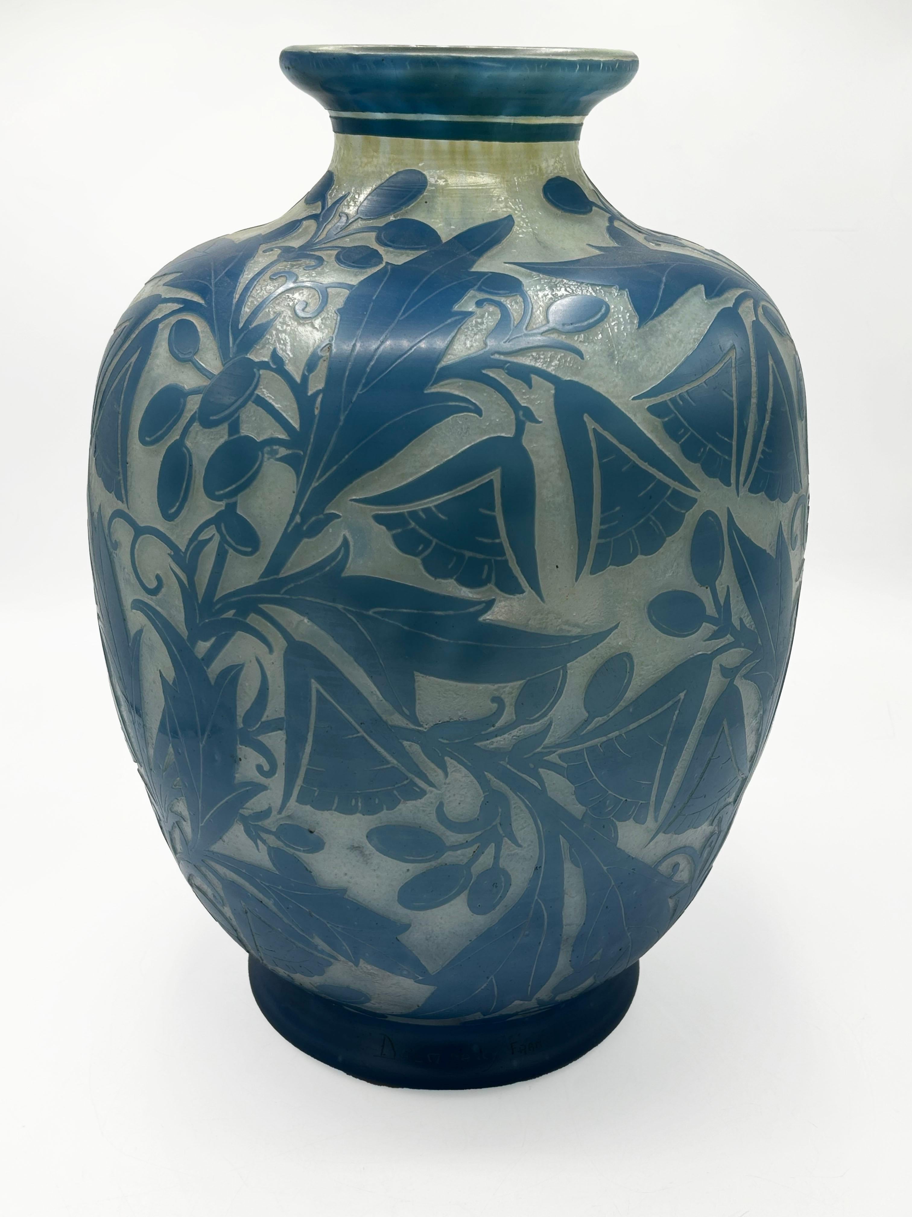 Jarrón de cristal camafeo grabado al ácido Daum Nancy Art Decó, Francia
Excepcional jarrón de cristal camafeo Daum Nancy, finamente elaborado en Francia 
La pieza presenta una delicada paleta de tonos azules translúcidos sobre un fondo opalino, que