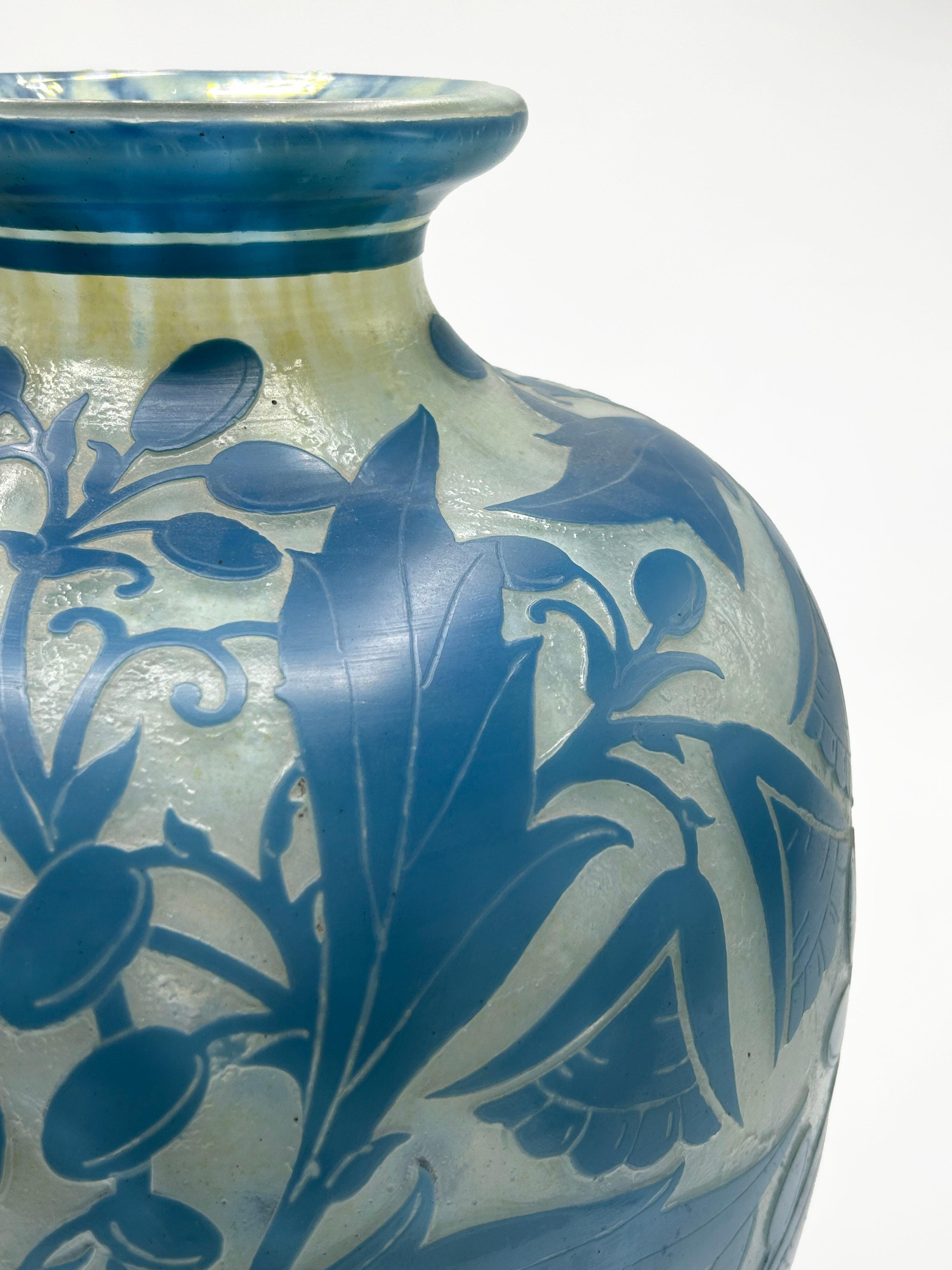 Jarrón de cristal camafeo grabado al ácido Daum Nancy Art Decó, Francia Tallado a mano en venta