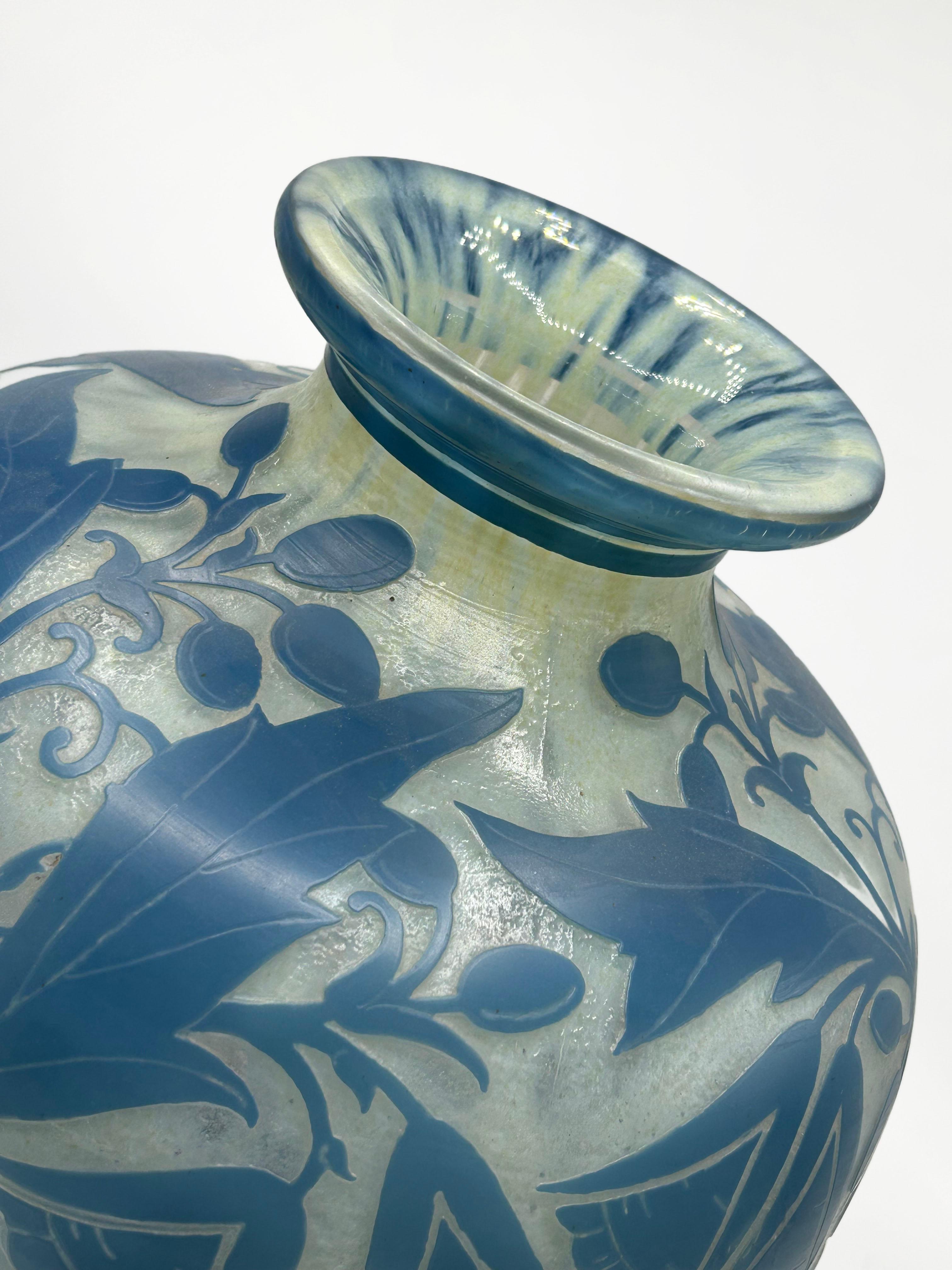 Jarrón de cristal camafeo grabado al ácido Daum Nancy Art Decó, Francia siglo XX en venta