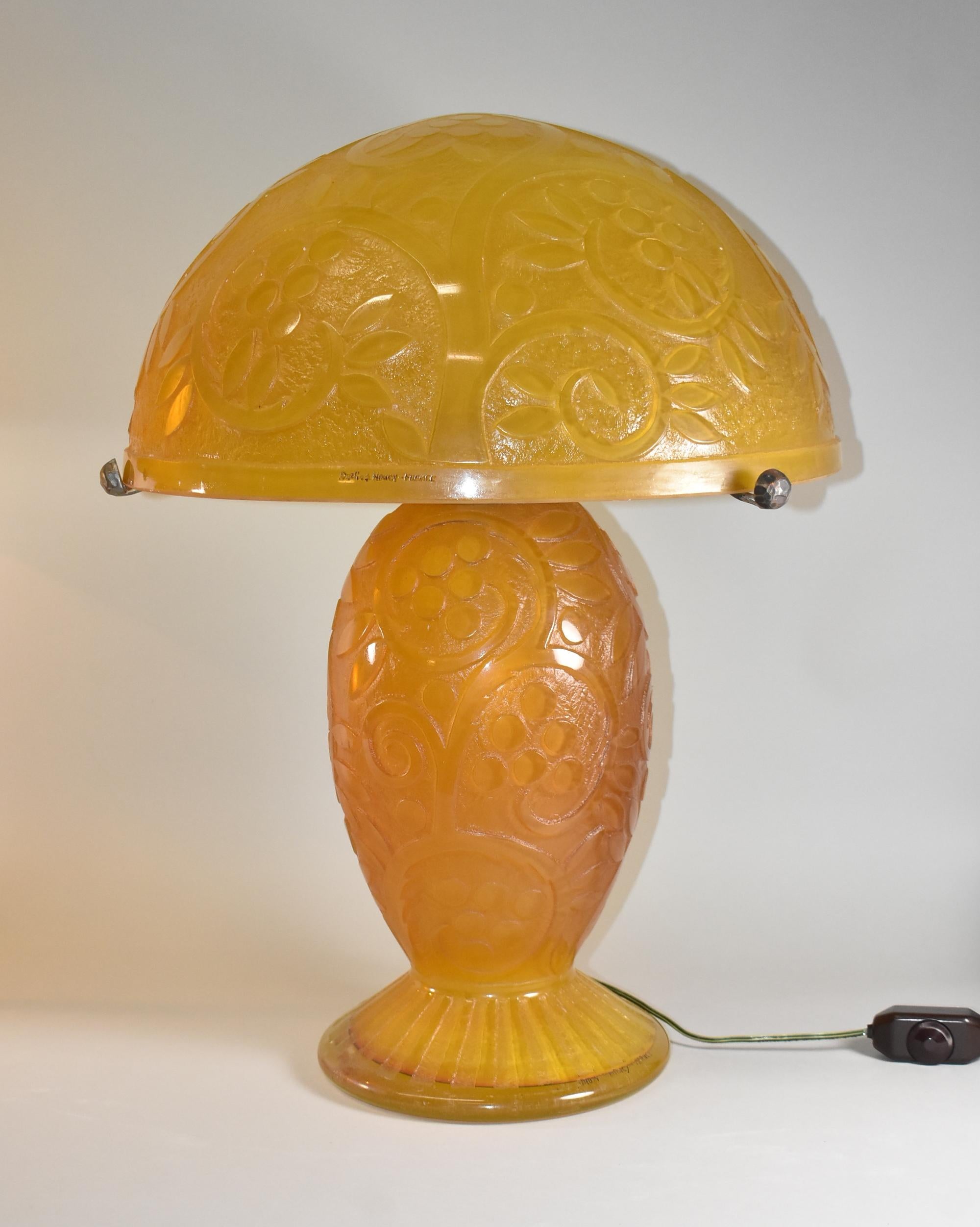 Français Daum Nancy Art Deco Camée Lampes en verre taillé en vente