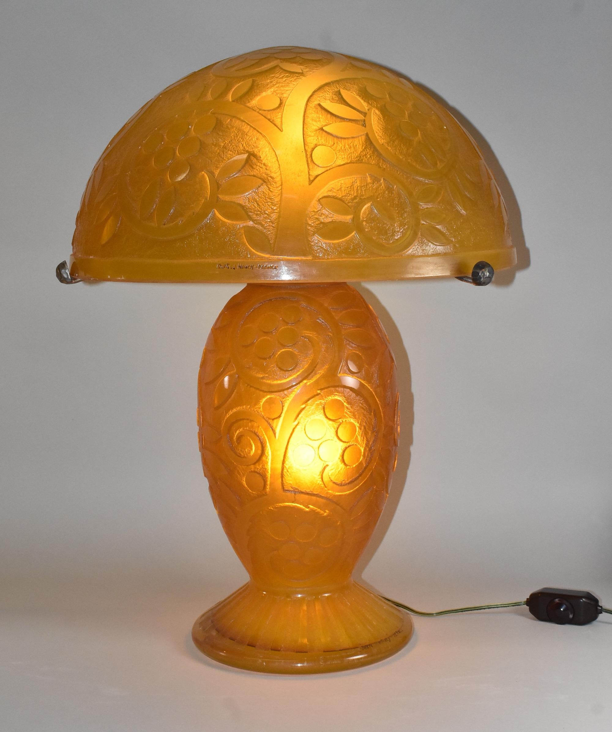 20ième siècle Daum Nancy Art Deco Camée Lampes en verre taillé en vente