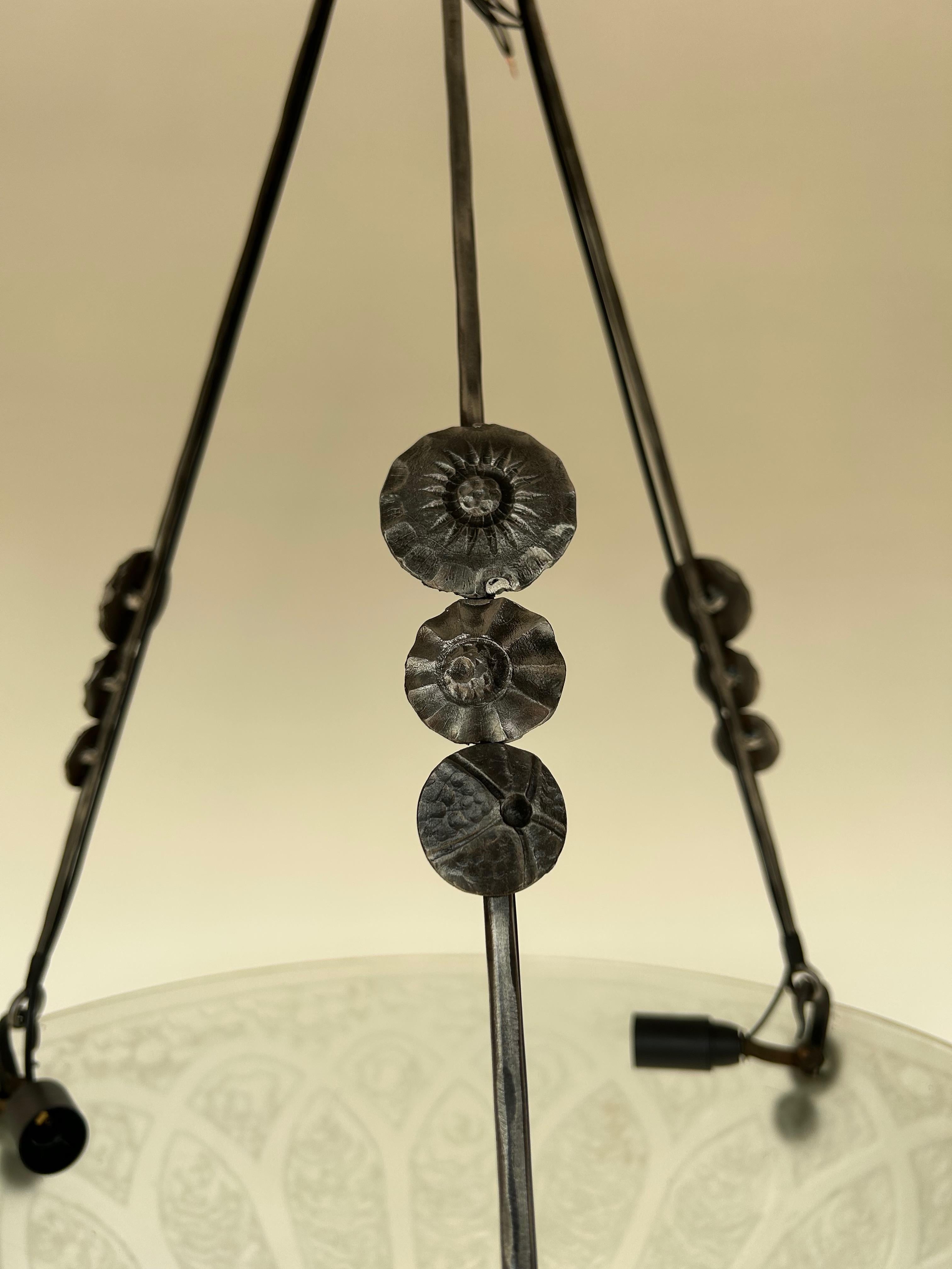 Large Art Deco chandelier circa 1930 in acid-etched white glass, signed Daum Nancy.
Wrought iron frame by Marcel Vasseur for FAG (Ferronneries Artisanales des Galeries).
Electrified, 3 E14 sockets.
In perfect condition.
Height can be reduced before