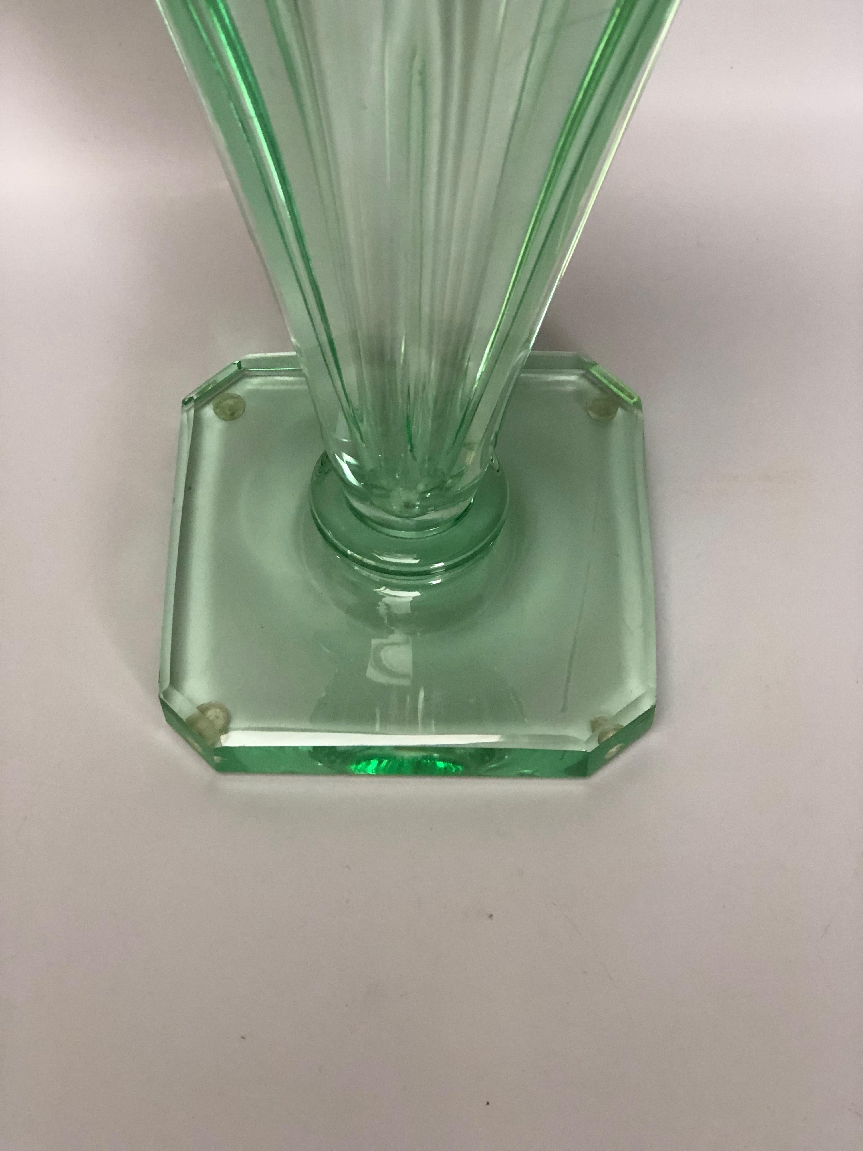 Kegelförmige Vase im Art déco-Stil um 1930 in grüner Farbe.
Signiert Daum Nancy France. In perfektem Zustand
Beachten Sie die Mikrokratzer im Inneren

Höhe: 27,3 cm
Halsdurchmesser: 14,5 cm
Sockel: 11,3cm x 11,3cm
Gewicht: 2.6 kg

Daum