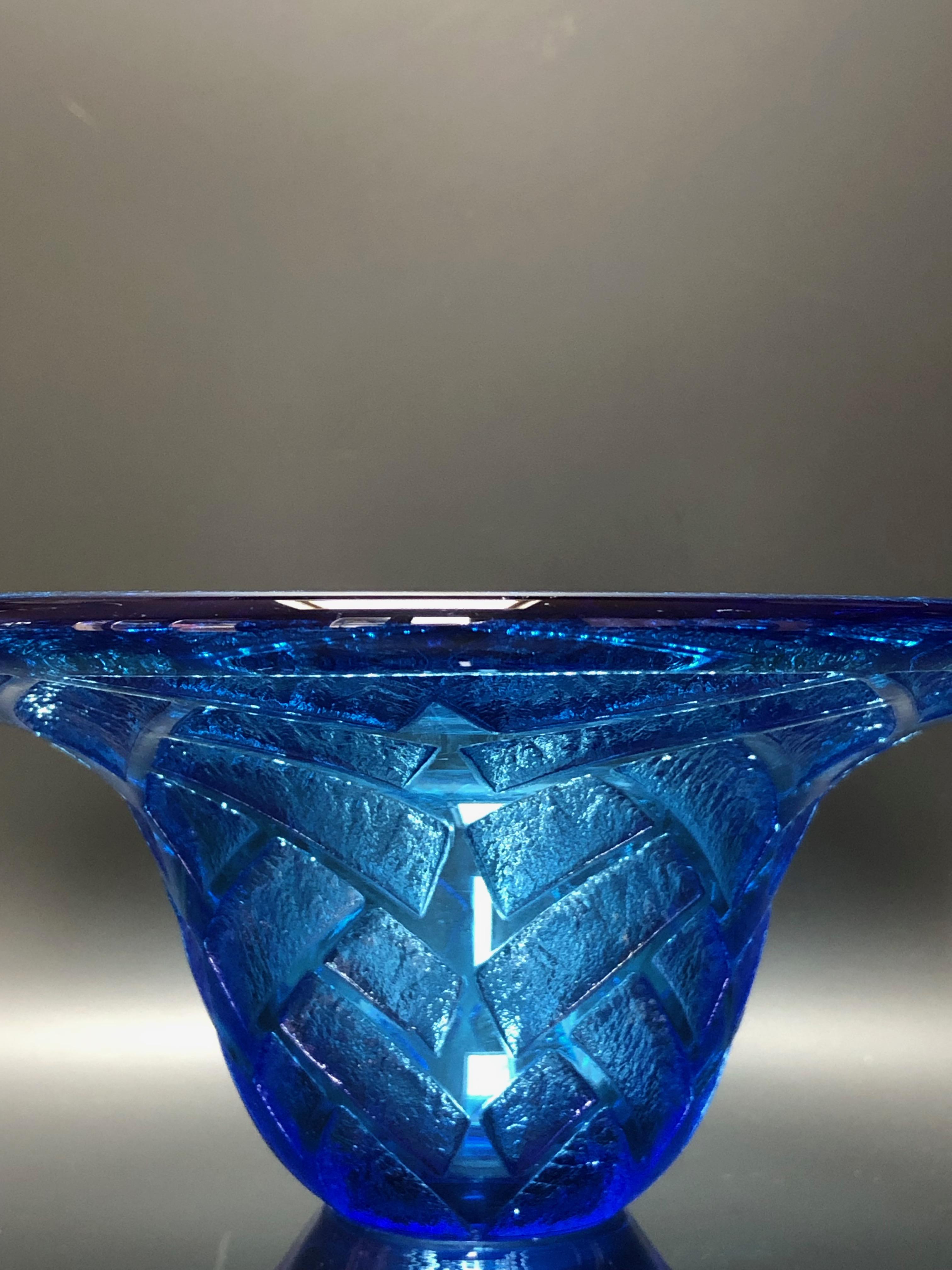 Coupe bleue gravée à l'acide avec un décor géométrique circa 1930 signée à la base Daum Nancy France.
 1 petit défaut d'acidité à la base (Photo)


Matériau : Verre
Diamètre : col 18,7 cm 
Diamètre de la base 6,2 cm
Hauteur : 10,3 cm
Poids : 800