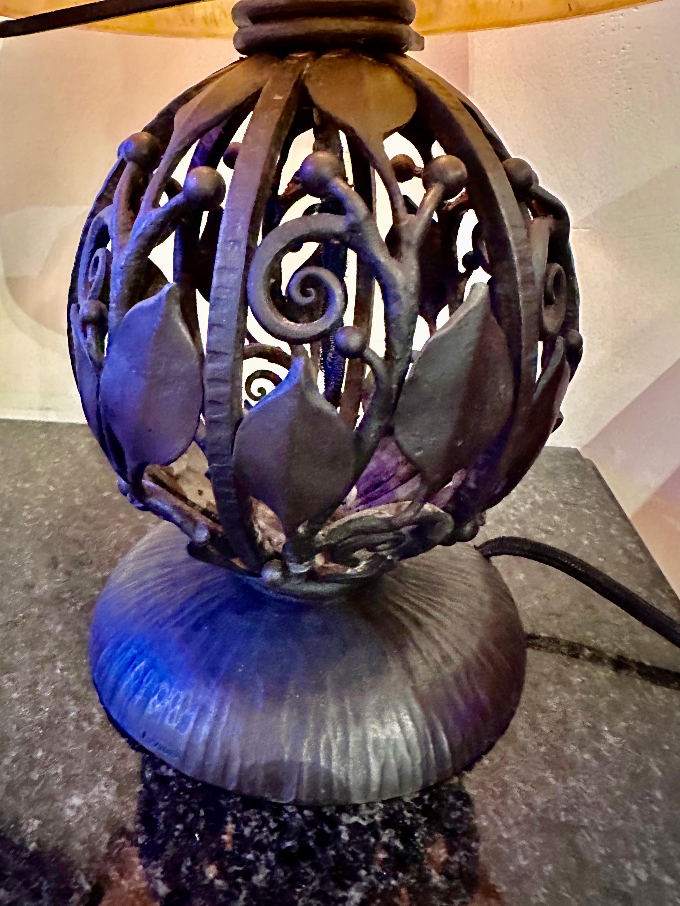 Art déco Lampe de table Art Déco Globe Iron datant d'environ 1925 et signée L Katona Daum Nancy en vente