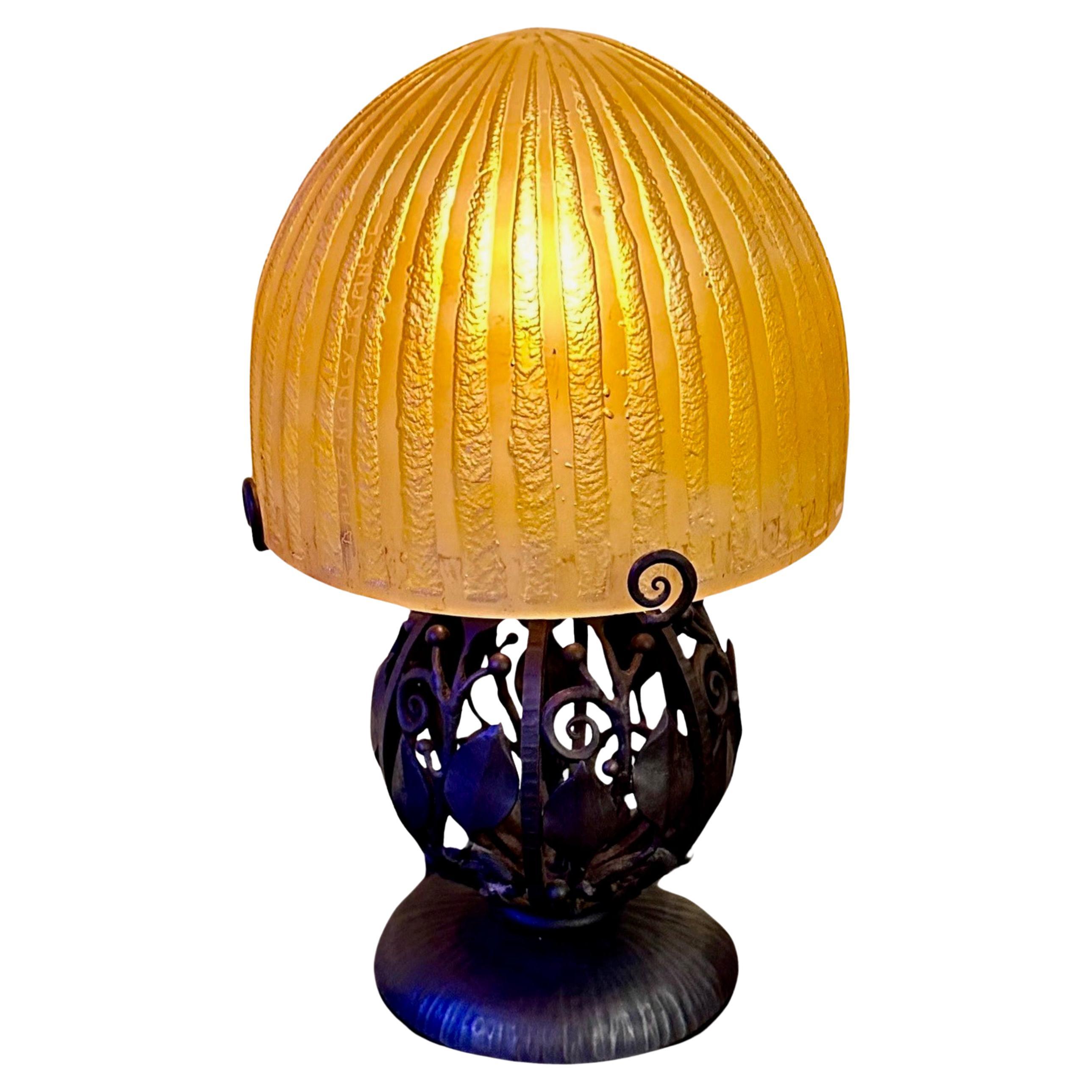 Lampe de table Art Déco Globe Iron datant d'environ 1925 et signée L Katona Daum Nancy