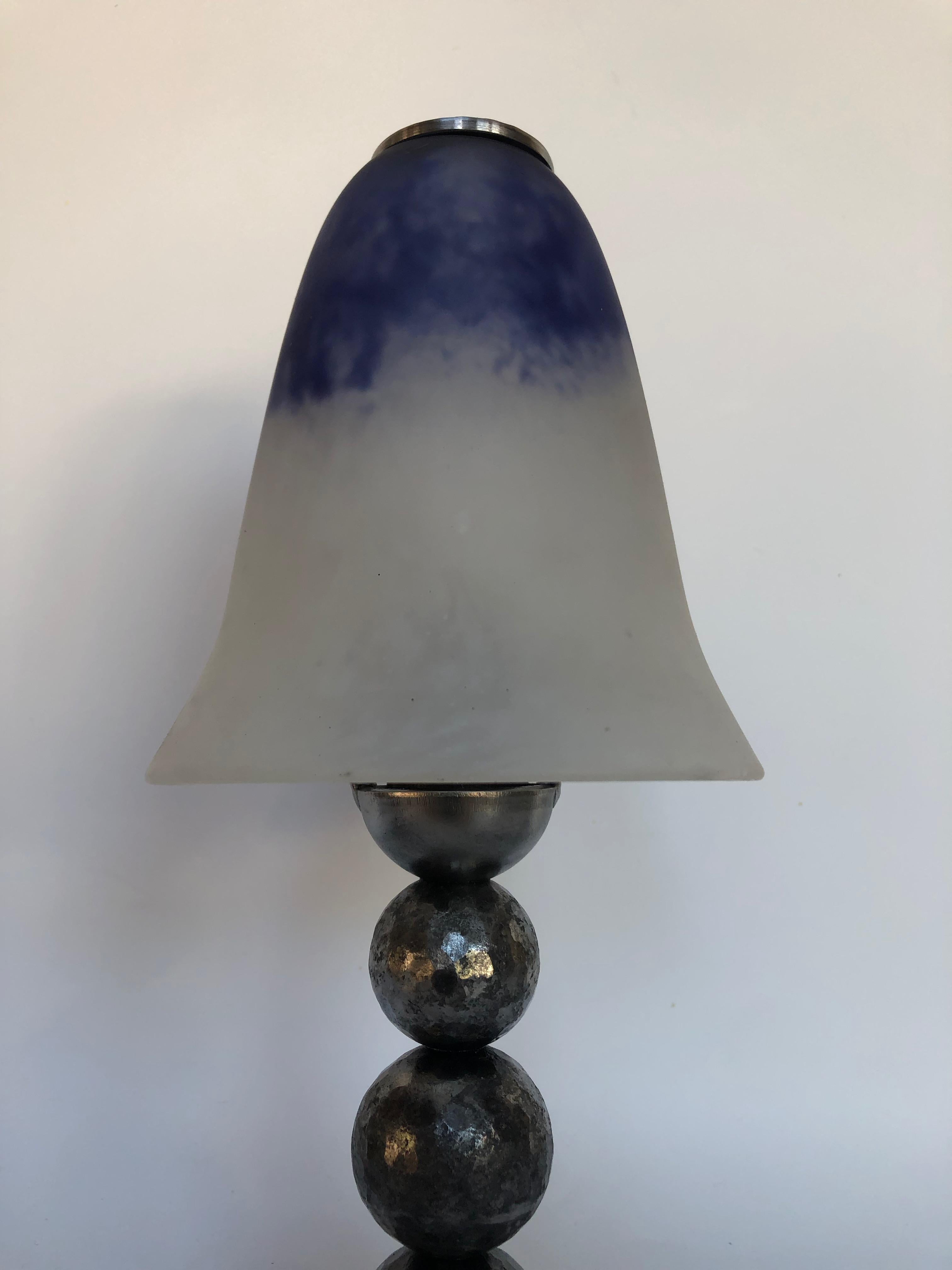 Lamp circa 1930 in wrought iron in the style of Edgar Brandt.
Glass paste tulip signed Daum NANCY.
This lamp is electrified is in perfect condition.

Diameter: base 9 cm
Height: 29cm
Weight: 2 Kg

Daum (French establishment created in 1878)