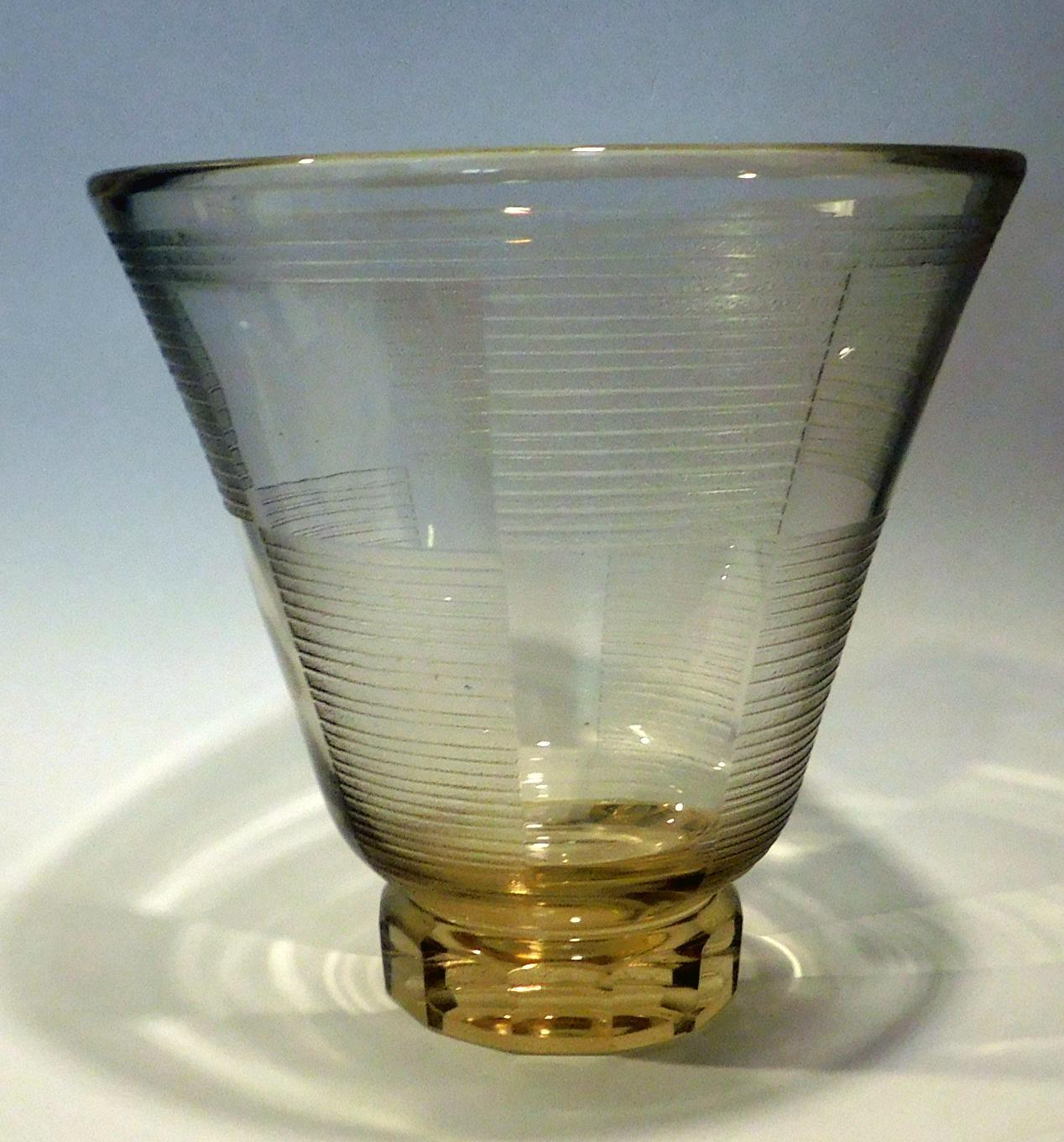 Questo bellissimo vaso Daum Nancy di grandi dimensioni è in ottime condizioni. 
La colorazione è agrumata e le dimensioni sono 12 1/2 