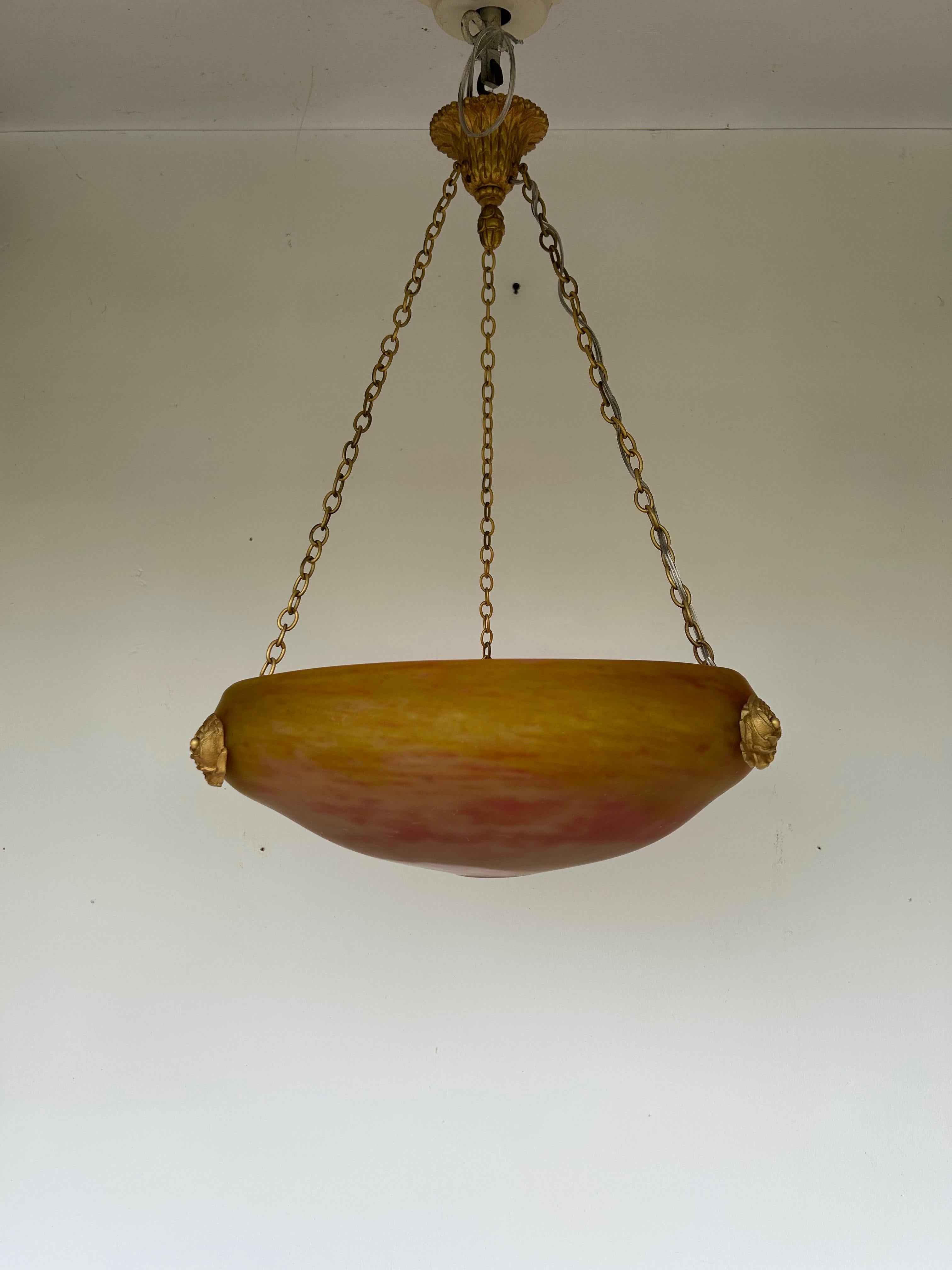 Lampada a sospensione Art Déco, 1925 circa.
Montatura in bronzo decorata con rose.
Paralume in pasta di vetro firmato Daum Nancy.

In perfette condizioni.
Cablata, presa E14.
La lunghezza della catena può essere regolata.

Altezza totale: 50