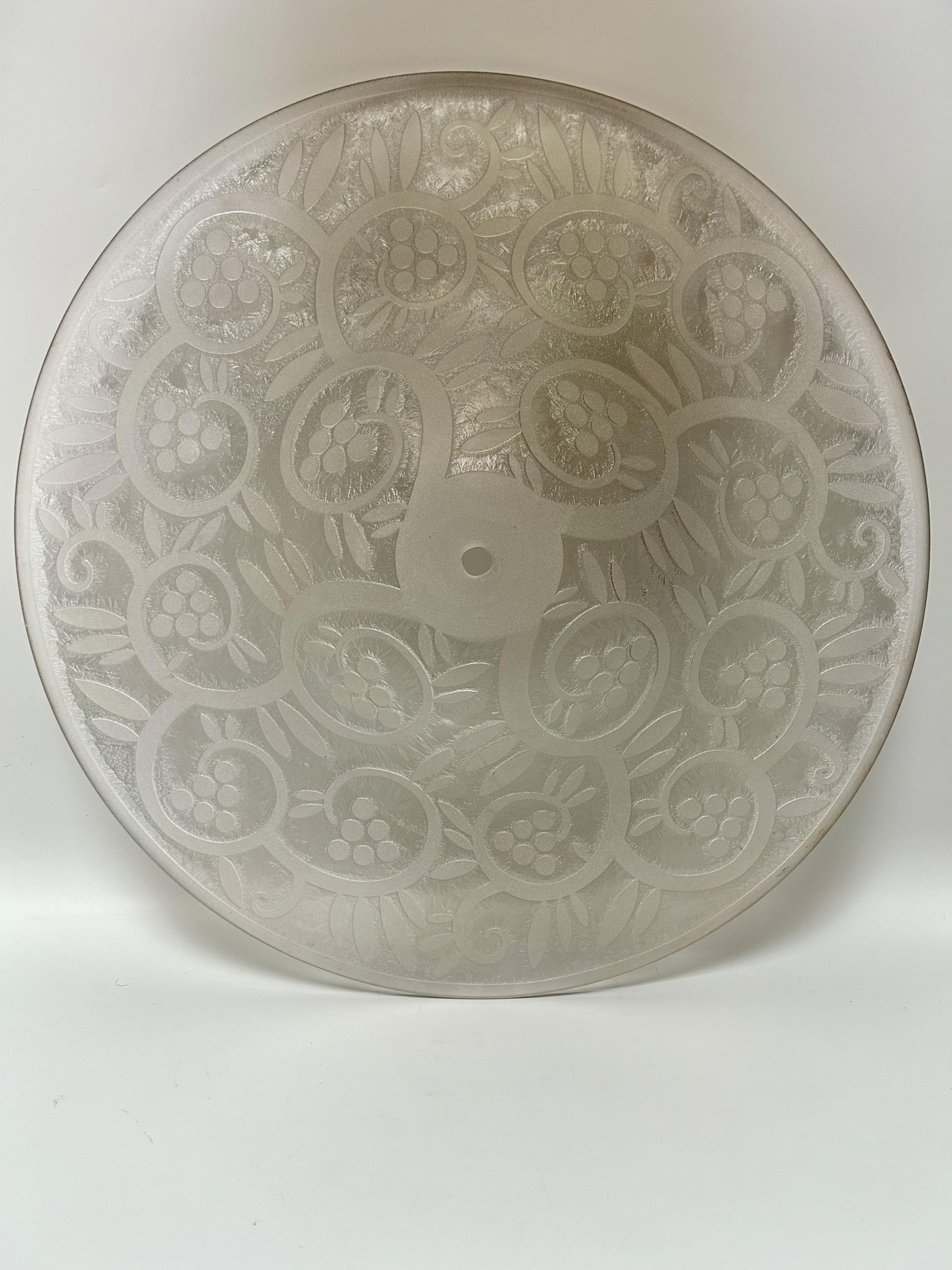 Art Deco chandelier circa 1930.
Acid-etched glass bowl signed Daum Nancy.
Wrought iron frame.
Electrified with 3 E14 sockets.
In perfect condition.

Total height: 48 cm
Bow diameter: 55 cm
Weight: 6.5 kg

The Compagnie française du cristal Daum is a