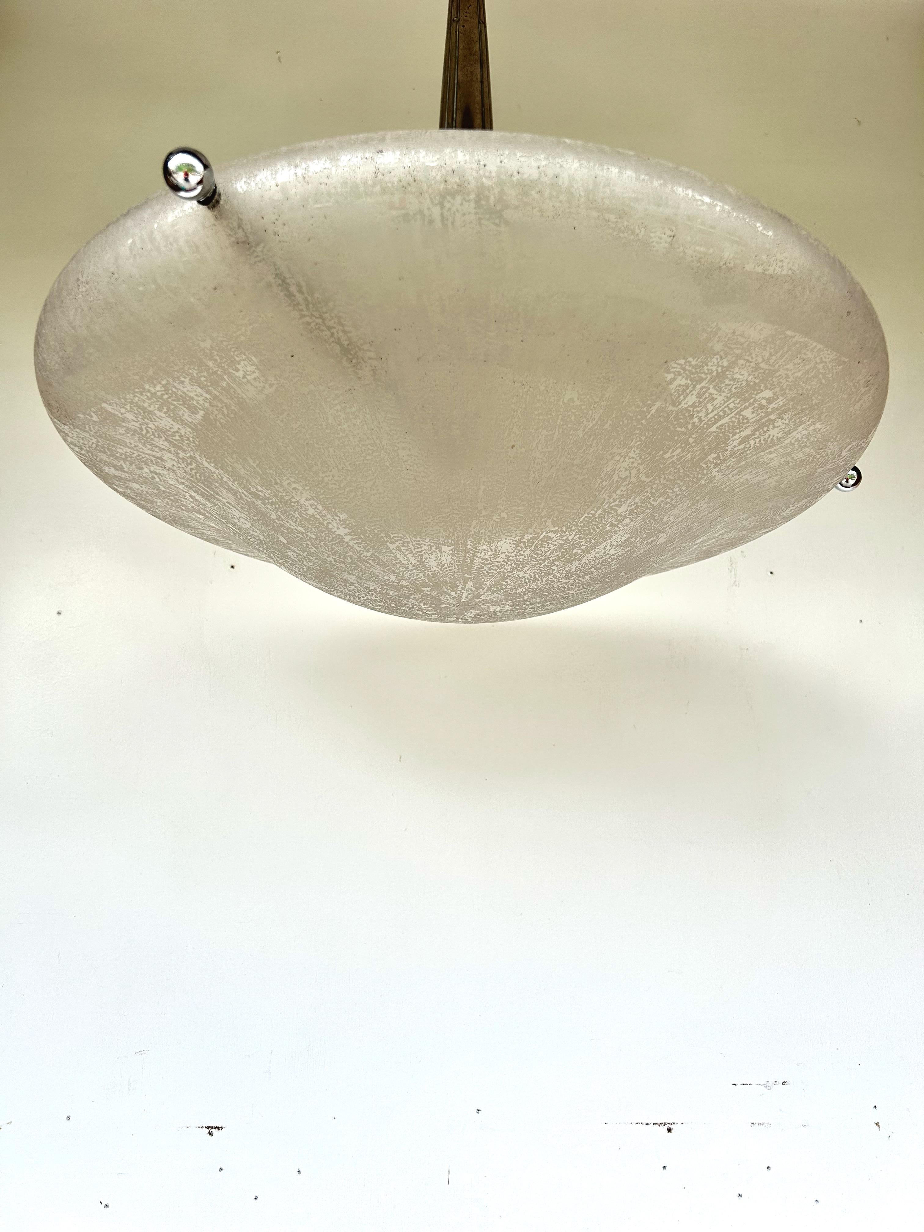 Art Deco pendant light by Daum Nancy.
Acid-etched glass bowl.
Nickel-plated bronze mount by Capon.
Electric, 3 lights.
In perfect condition.

Total height: 67.5 cm
Diameter: 52 cm
Weight: 9 kg

The Compagnie française du cristal Daum is a crystal