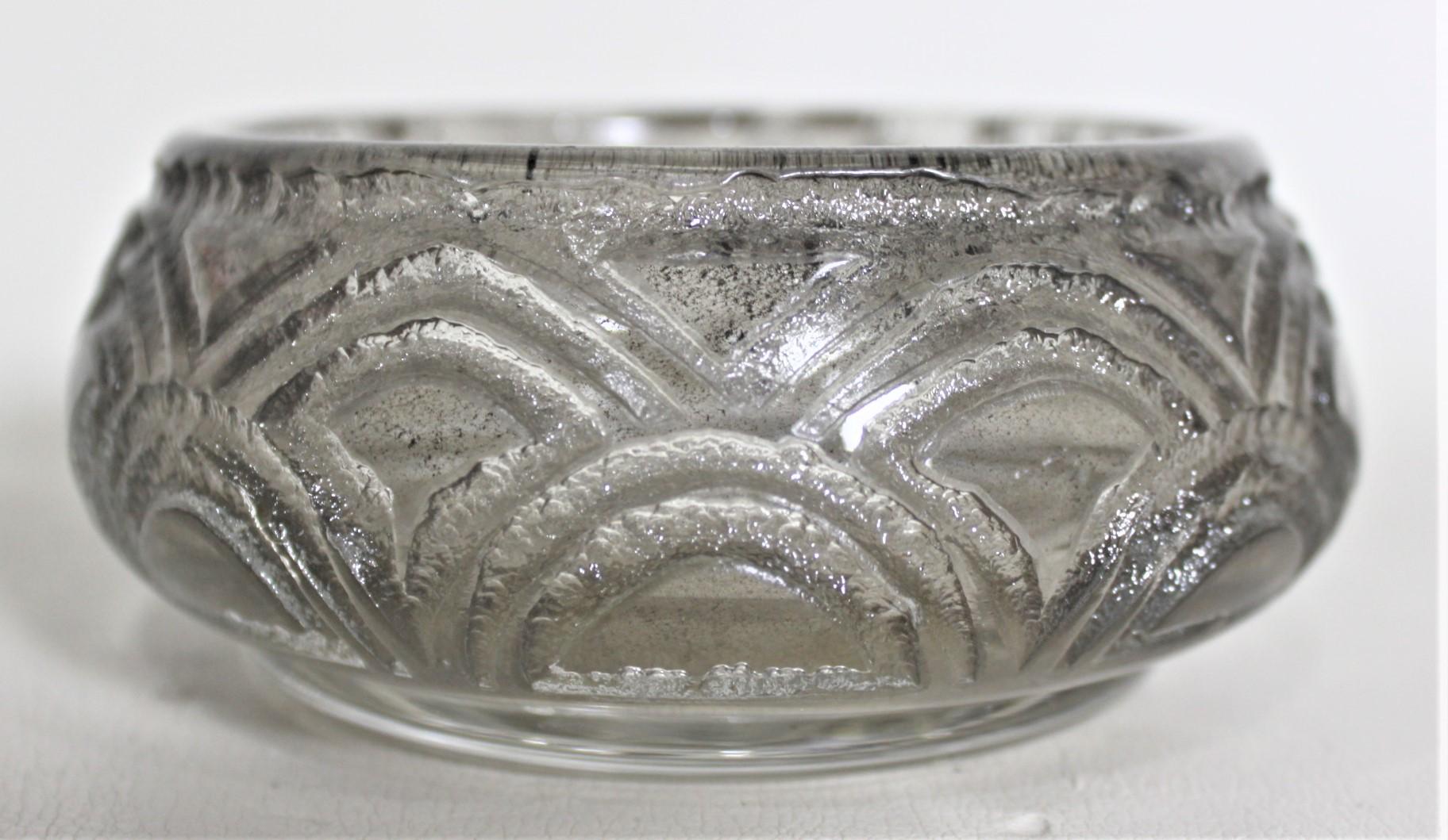 Daum Nancy Art Deco Smoked Glass Acid Etched Bowl In Good Condition For Sale In Hamilton, Ontario