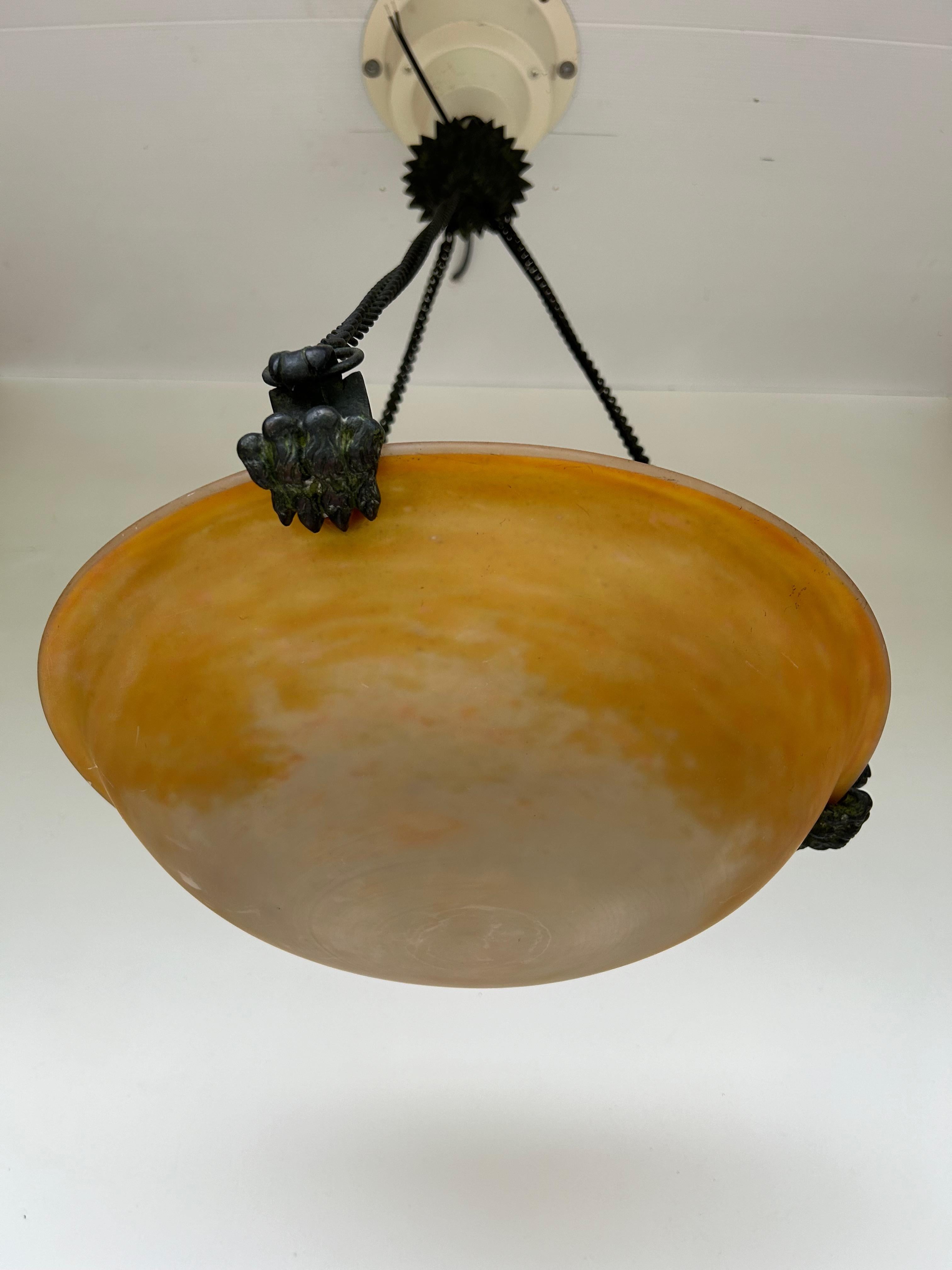 Art Deco pendant light by Daum Nancy.
Glass paste bowl. Bronze frame.
The height of the pendant light can be changed.
In perfect condition and electrified.

Height: 60 cm
Diameter: 35 cm
Weight: 4.2 kg

The Compagnie française du cristal Daum is a