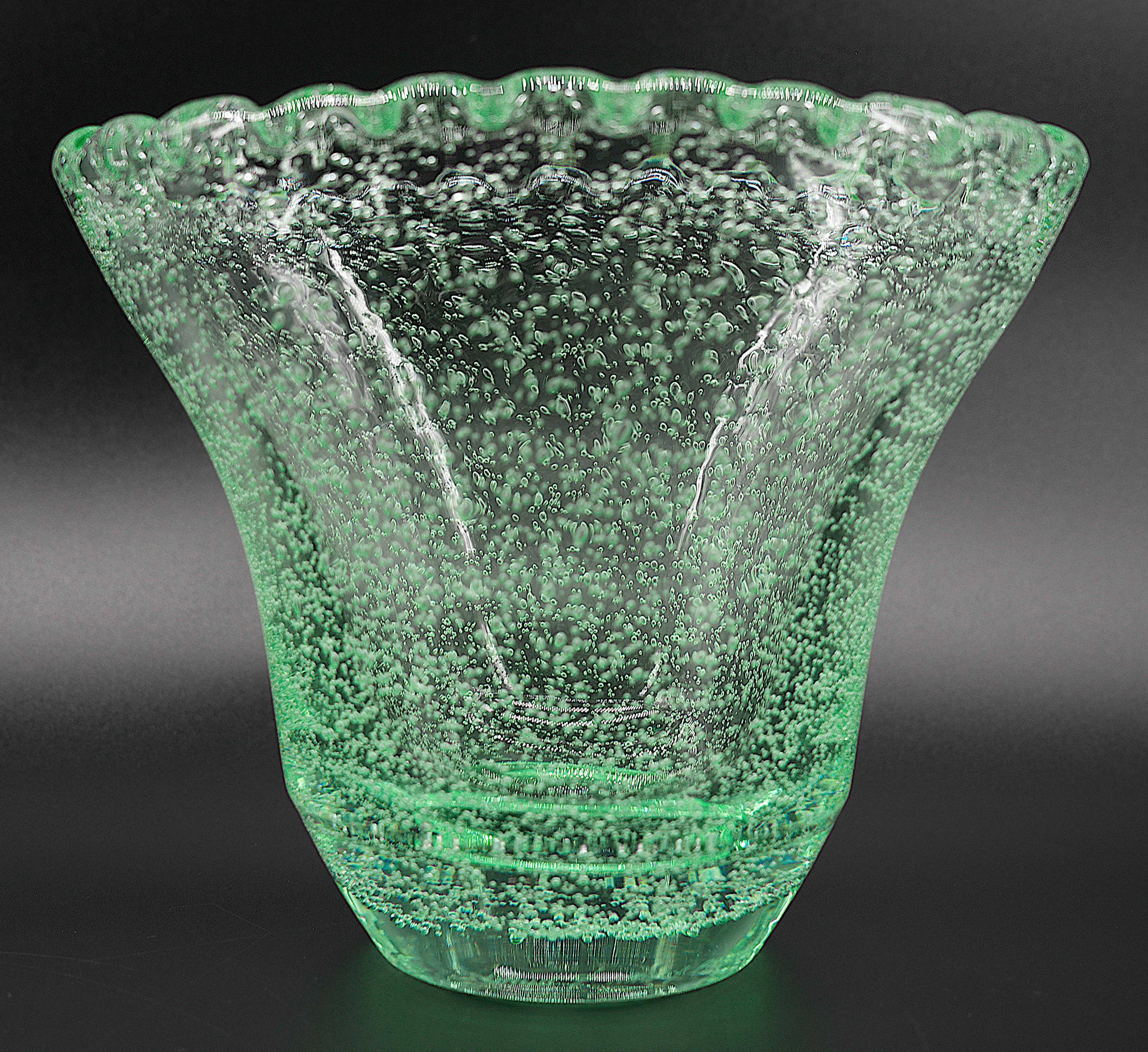 Vaso in vetro Art Deco francese di Daum (Nancy), Francia, anni '30.

Questo sorprendente vaso in vetro Art Déco francese di Daum, creato a Nancy, in Francia, negli anni '30, è caratterizzato da uno spesso vetro soffiato e spumeggiante in una