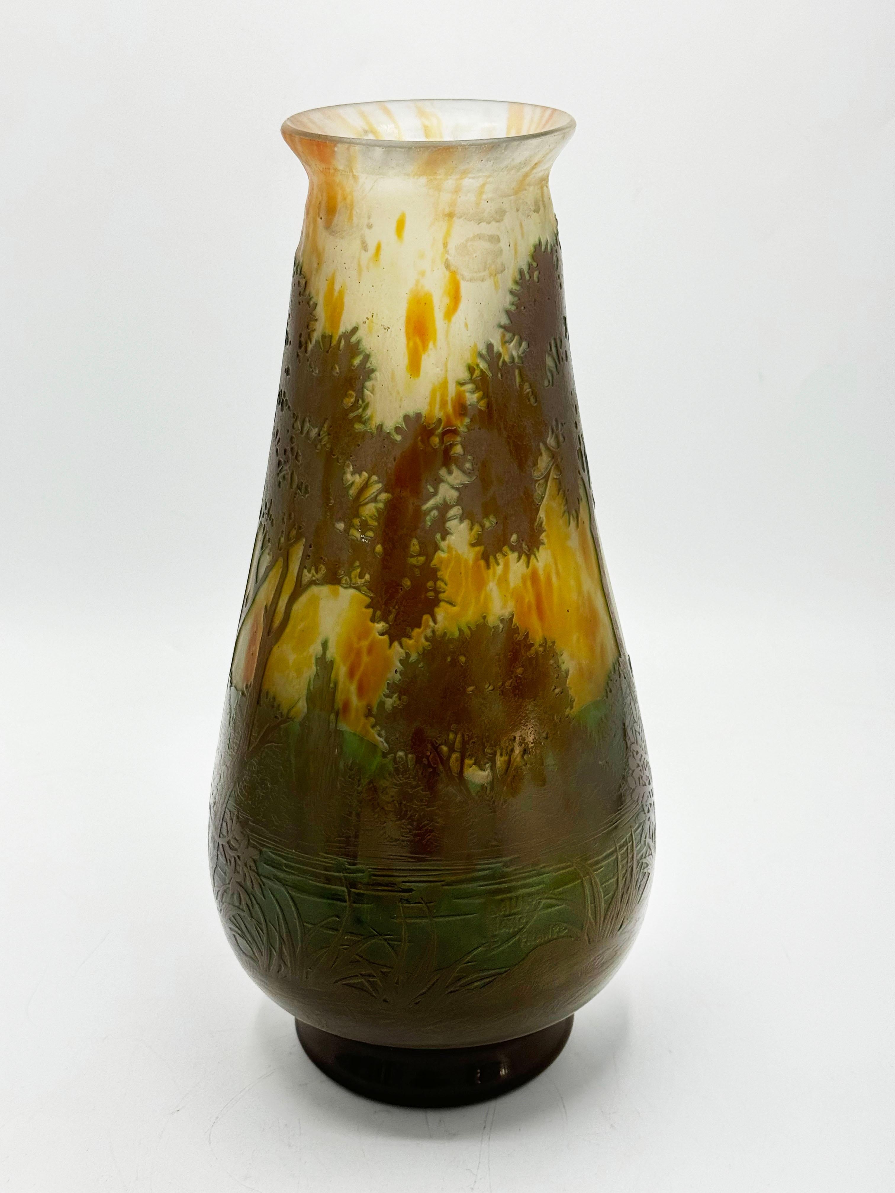 Schöne Daum Nancy Art Deco Vase Cameo Glasvase
Hergestellt in Frankreich
Monumentale Landschaft mit Seedekor auf gelbem und grünem Hintergrund, signiert Daum Nancy In den 1930er Jahren.

Abmessungen
Höhe
31,5 Zentimeter / 12.40