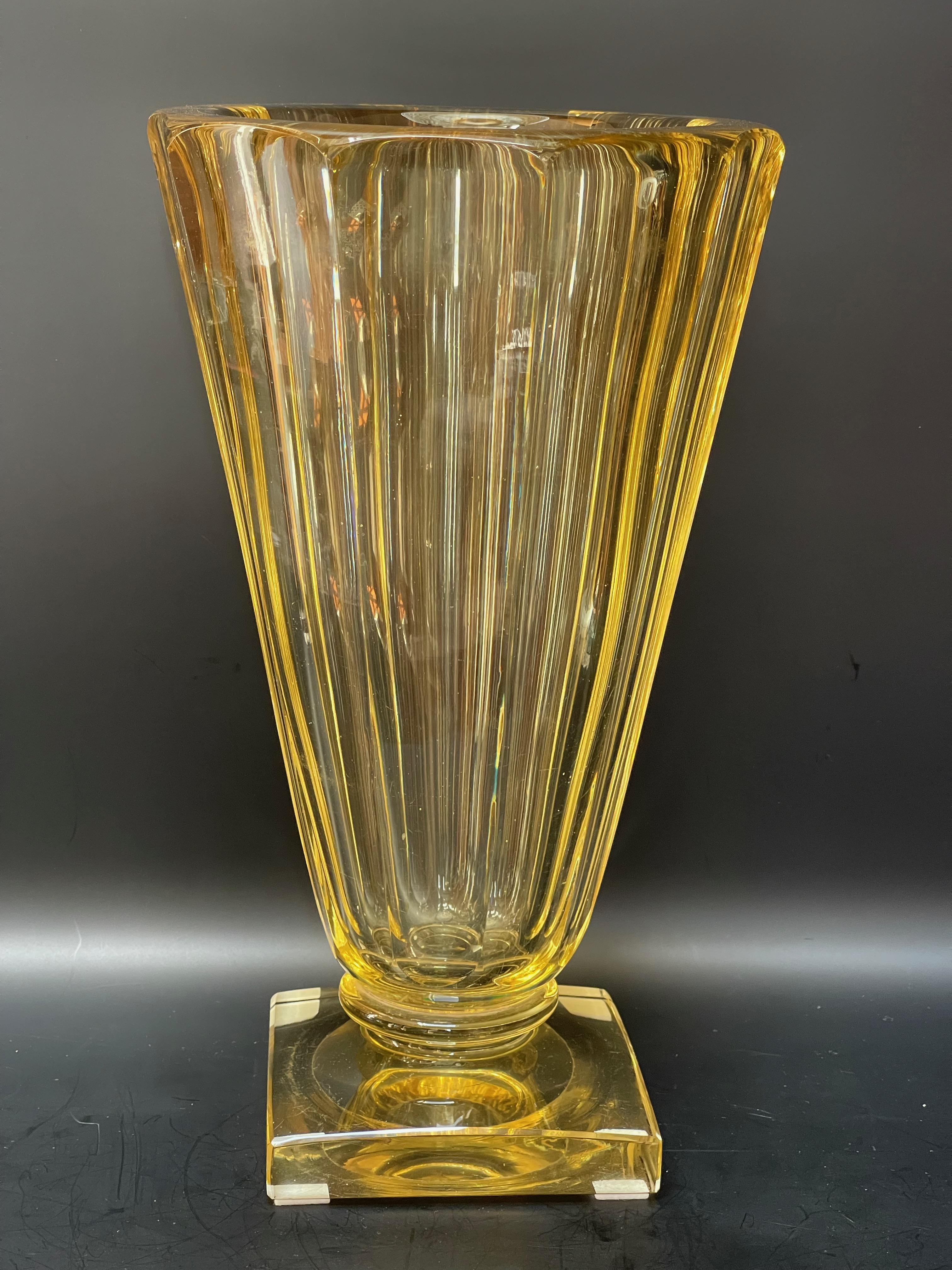 Large art deco vase circa 1930.
Yellow geometric line molded glass vase.
Signed Daum nancy France on the embankment.
In perfect condition, note however micro-scratches of use.
Height: 39.5cm
Width: 14.7cm
Length: 14.7cm
Diameter:
