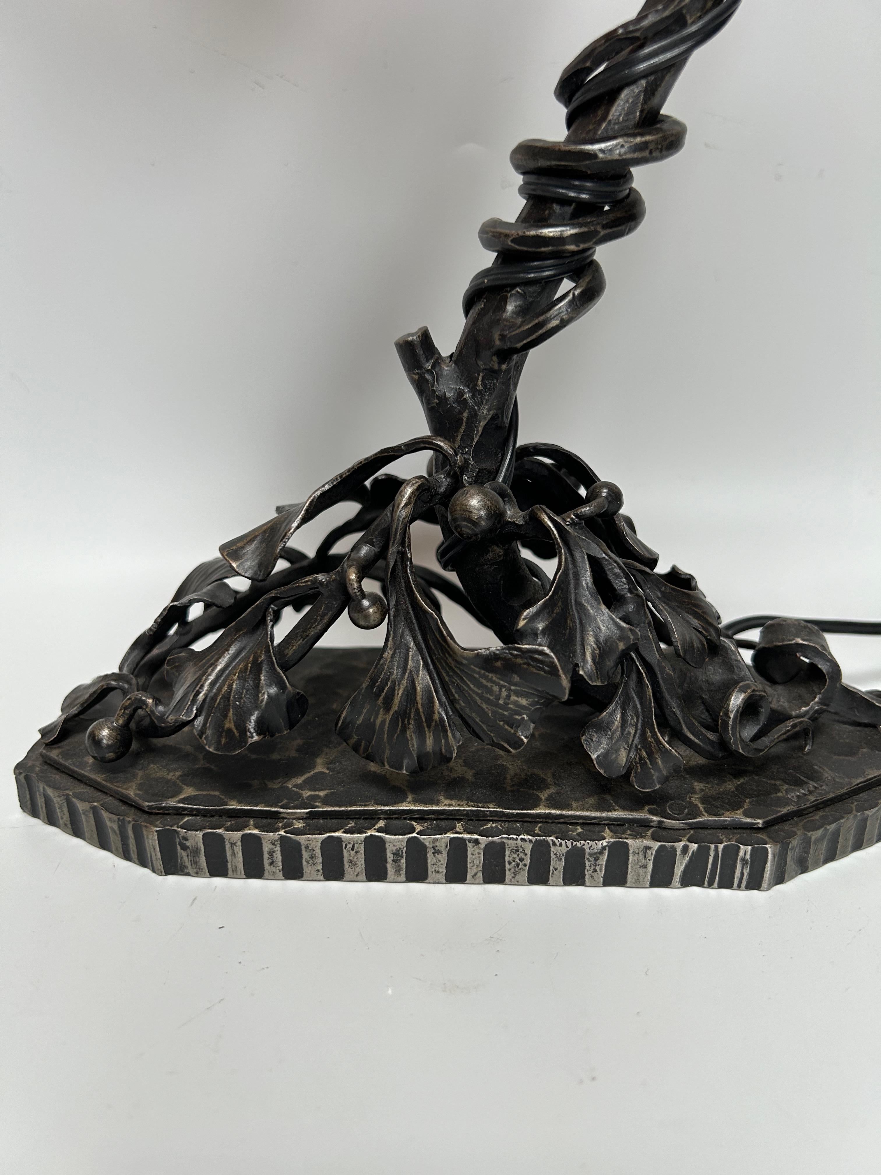 Art Deco lamp circa 1925.
Wrought iron base with ginkgo biloba decoration, stamped A. Moyens (Marseille ironworker).
Glass paste tulip signed Daum Nancy.
In perfect condition and electrified.

Total height: 35 cm
Width: 21 cm
Depth: 9 cm
Weight: 2.3