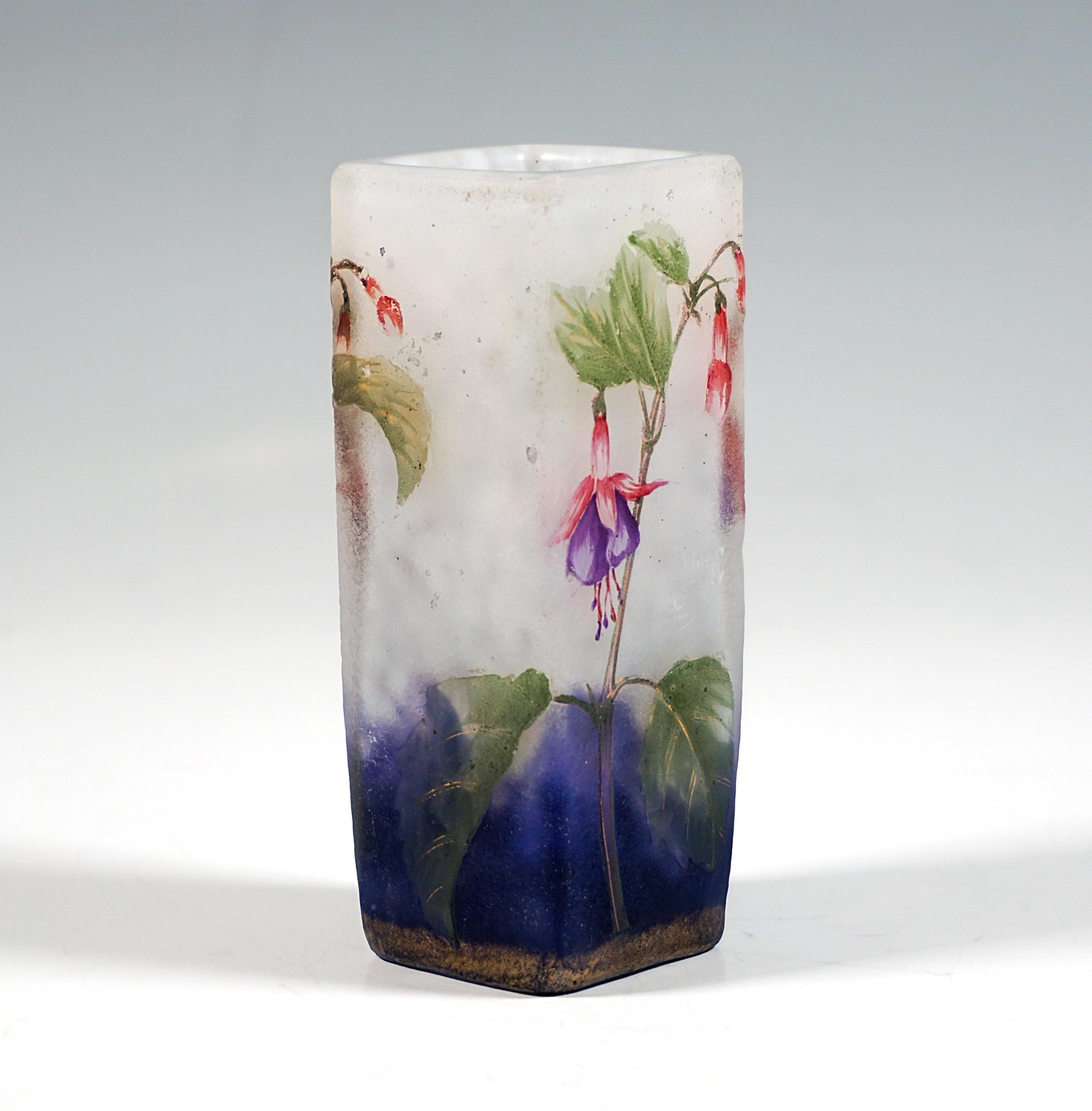 Art nouveau Vase angulaire Art Nouveau avec décor fuchsia et or Daum Nancy, France, vers 1900
