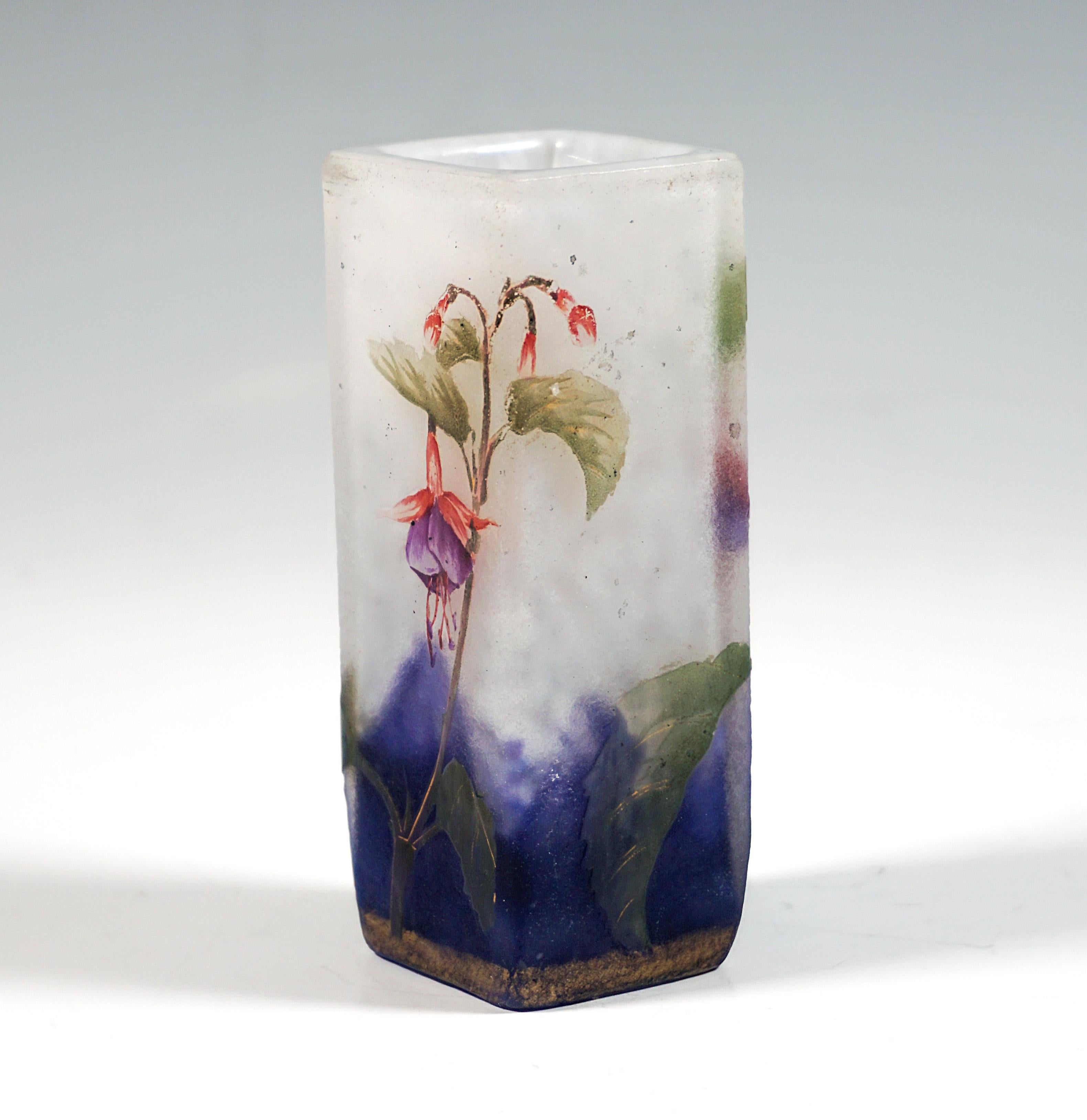 Français Vase angulaire Art Nouveau avec décor fuchsia et or Daum Nancy, France, vers 1900