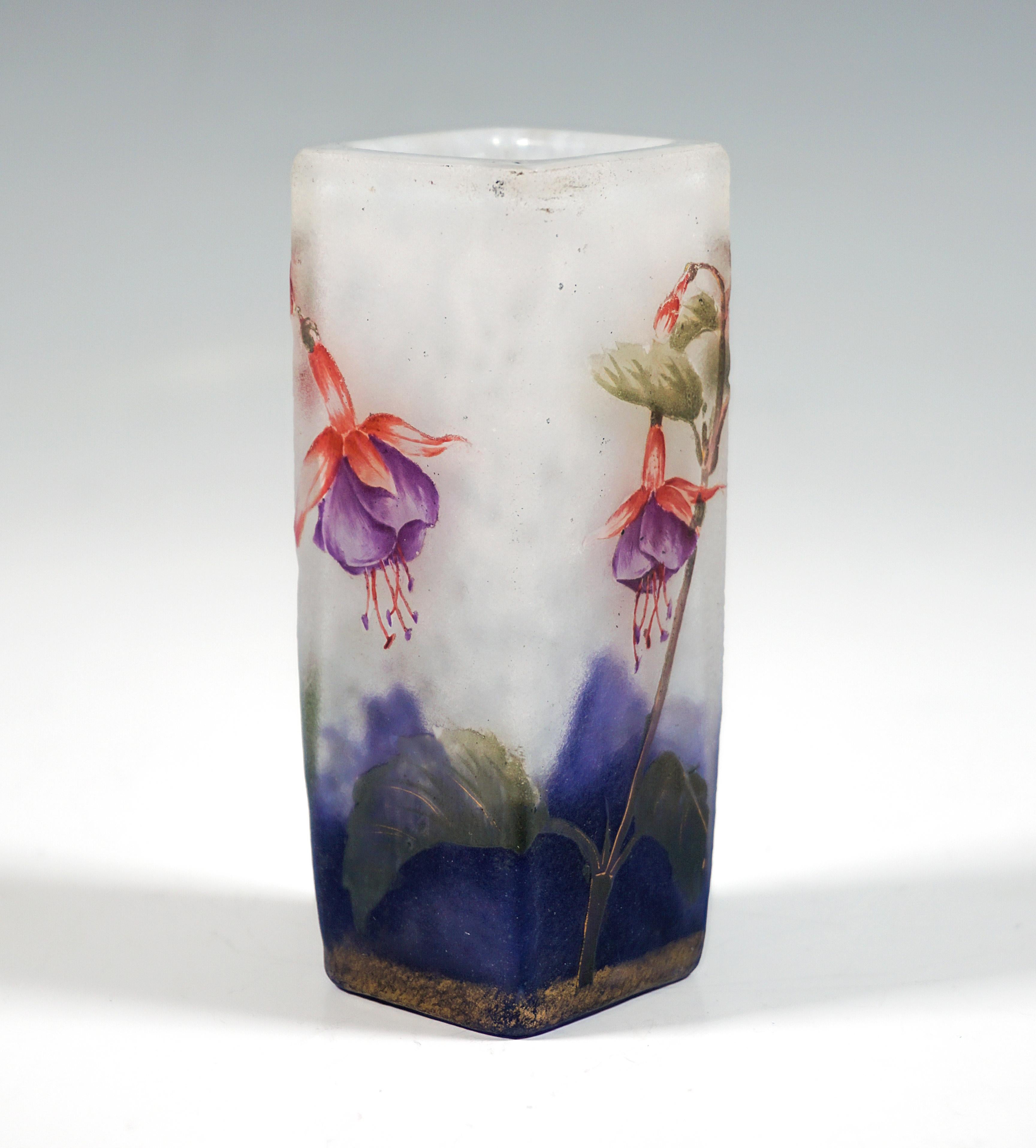 Émaillé Vase angulaire Art Nouveau avec décor fuchsia et or Daum Nancy, France, vers 1900