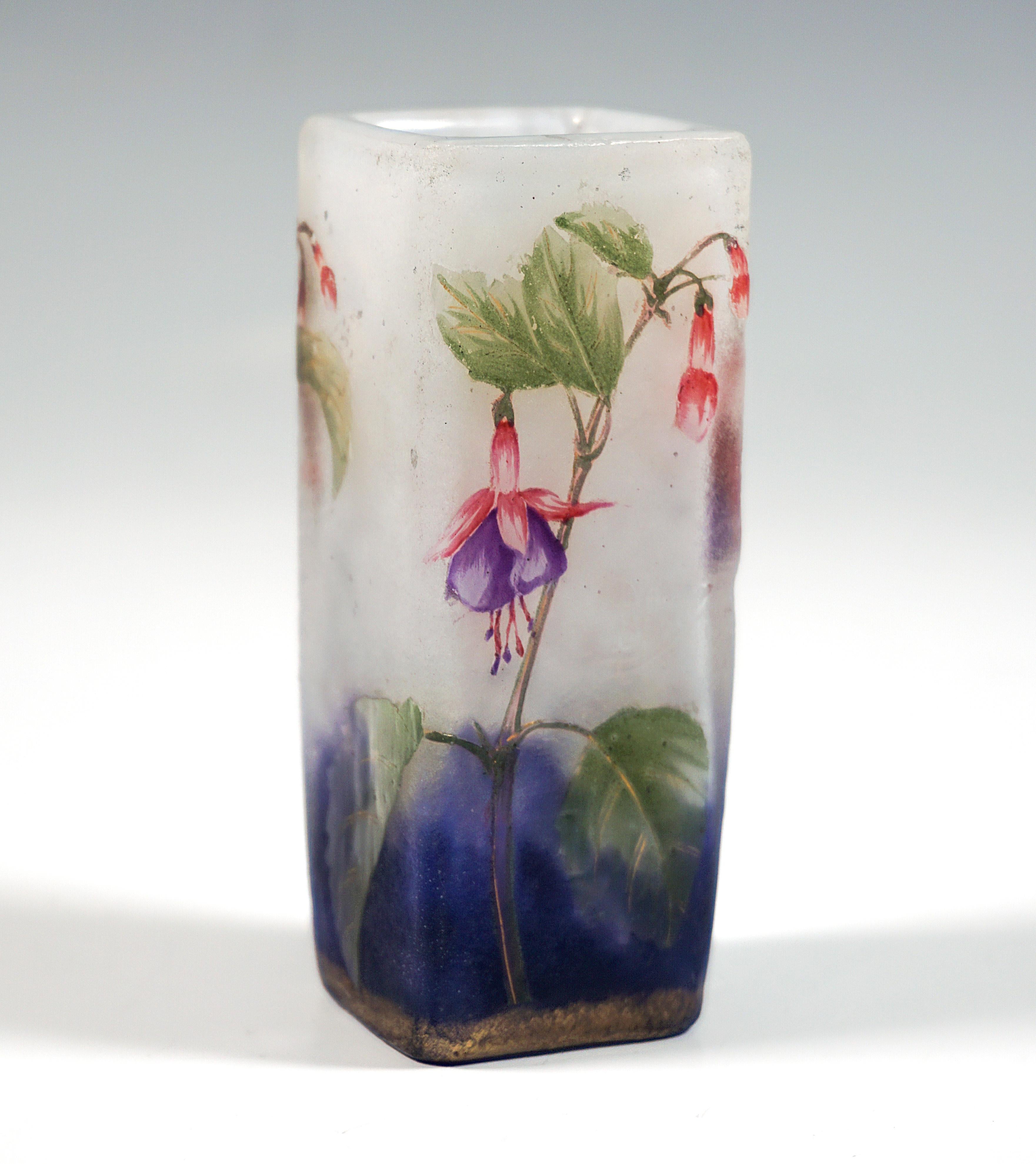 Vase angulaire Art Nouveau avec décor fuchsia et or Daum Nancy, France, vers 1900 Bon état à Vienna, AT