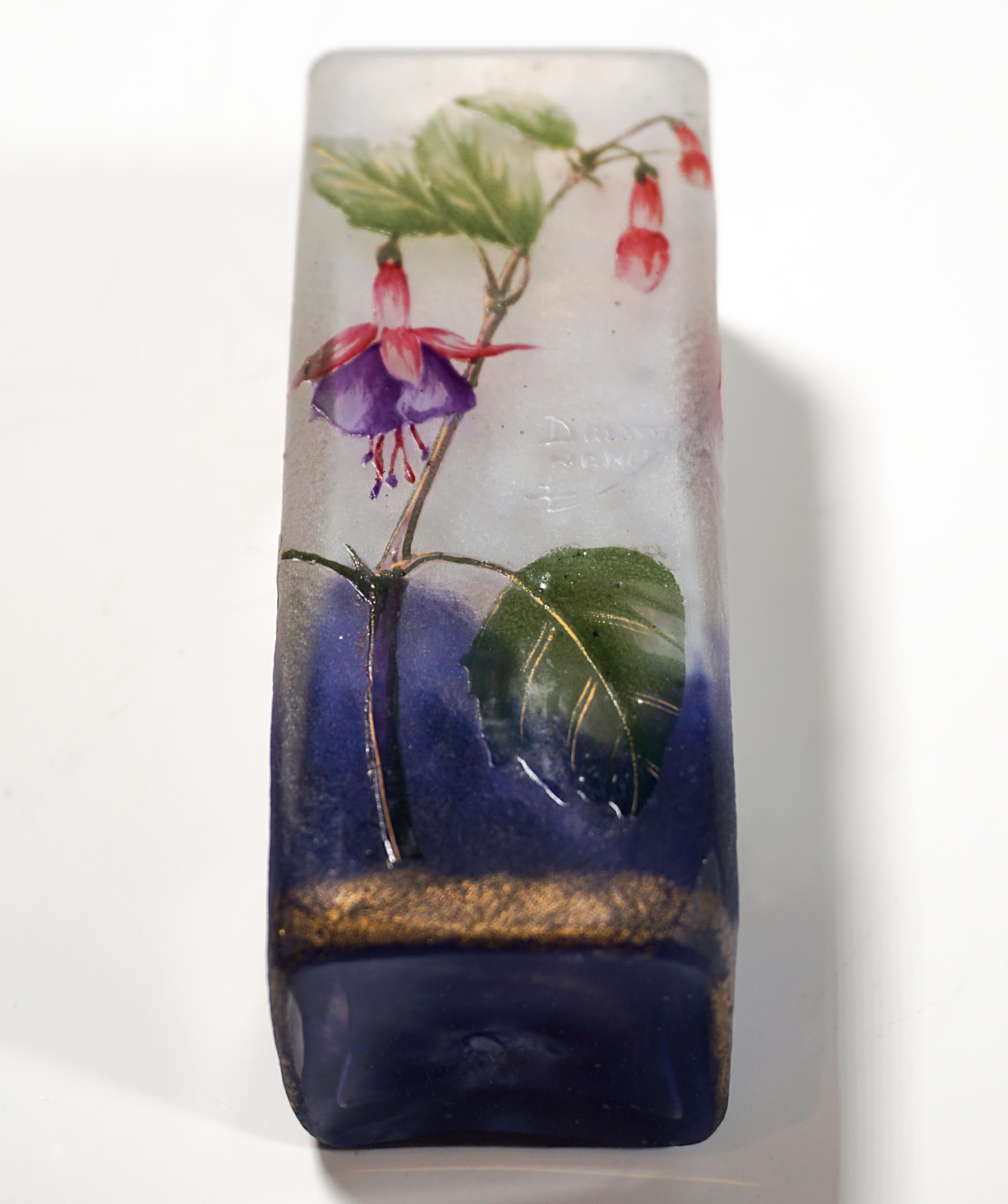 Début du 20ème siècle Vase angulaire Art Nouveau avec décor fuchsia et or Daum Nancy, France, vers 1900