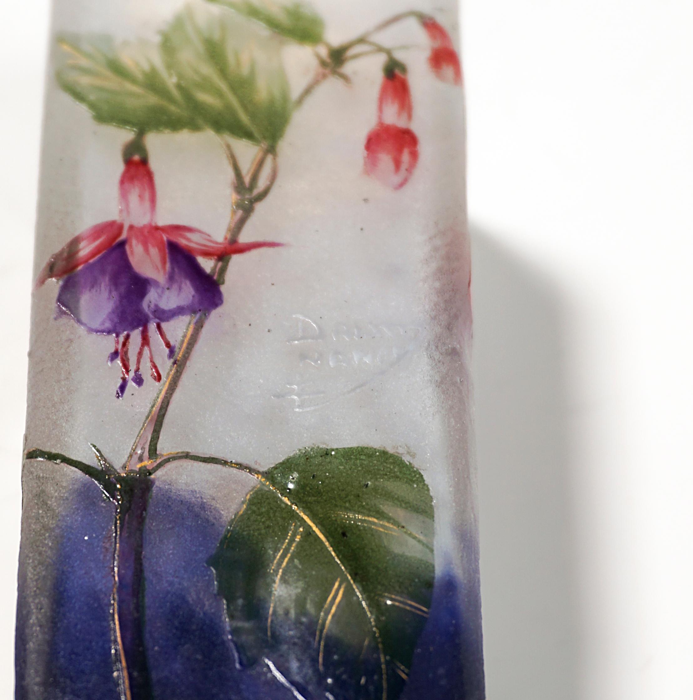 Verre d'art Vase angulaire Art Nouveau avec décor fuchsia et or Daum Nancy, France, vers 1900