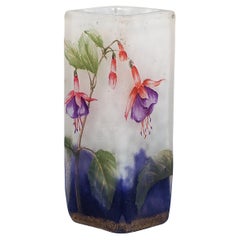 Vase angulaire Art Nouveau avec décor fuchsia et or Daum Nancy, France, vers 1900