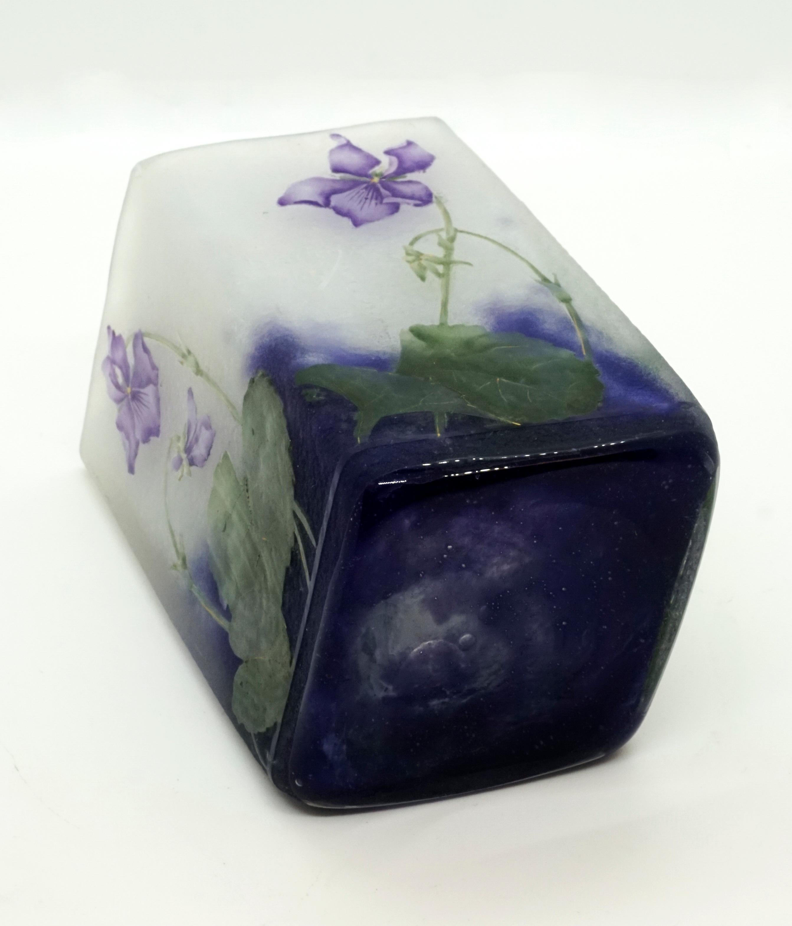 Daum Nancy Art Nouveau Angular Vase with Violet Decor, France, 1900-1905 In Good Condition In Vienna, AT