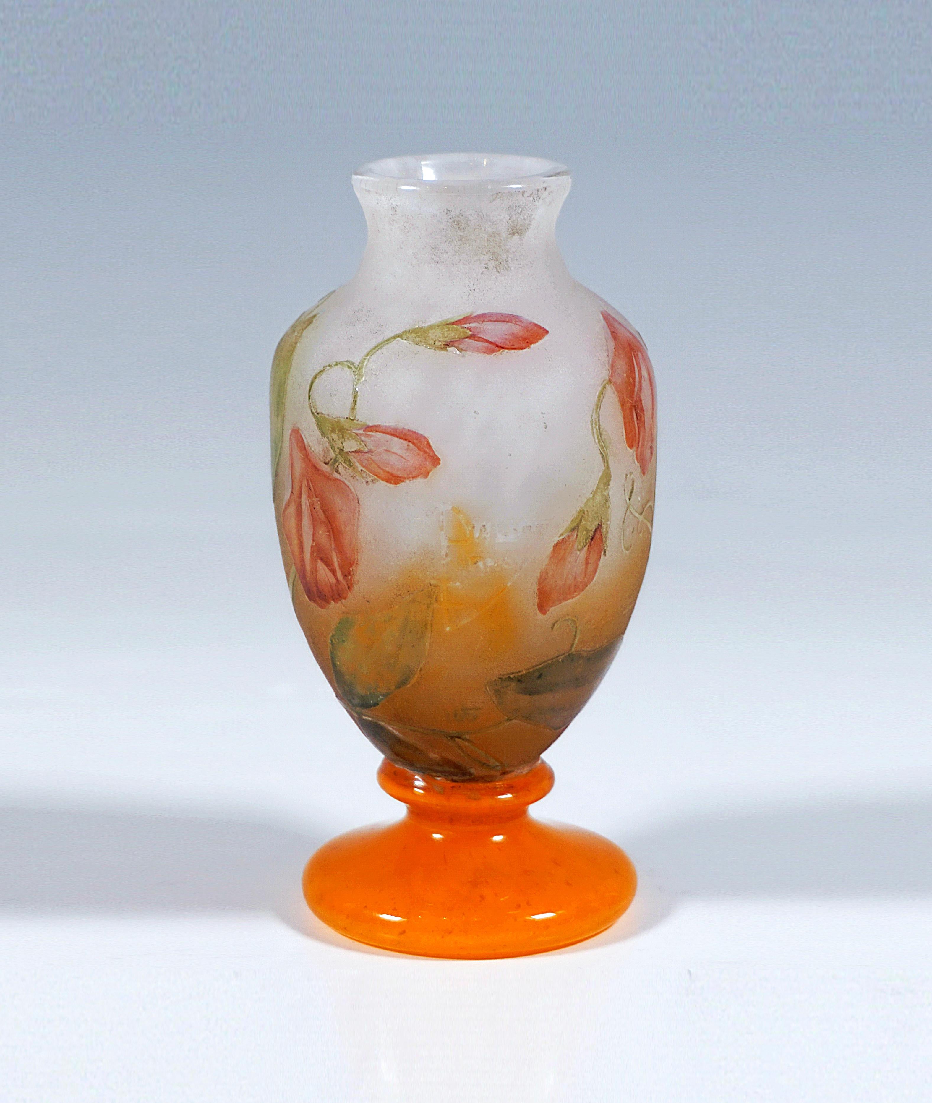 Exquisita artesanía francesa de vidrio Art Nouveau:
Jarrón pequeño en forma de balaustre con cuerpo bulboso sobre pie redondo escalonado, con cuello corto ligeramente acampanado, vidrio incoloro con fusiones escamosas de polvo de color blanco y