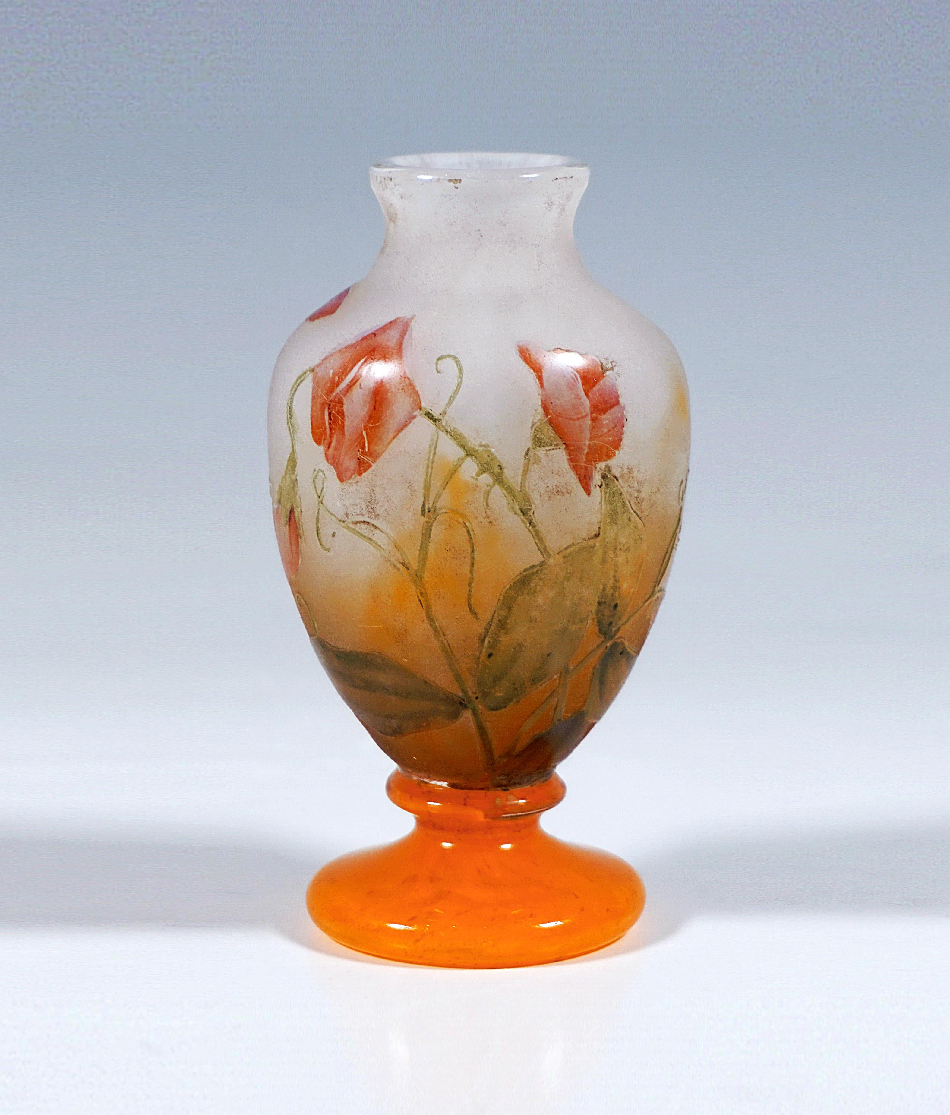 Jarrón camafeo de cristal Daum Nancy Art Nouveau con decoración de guisantes de olor, Francia, ca. 1910 Esmaltado en venta