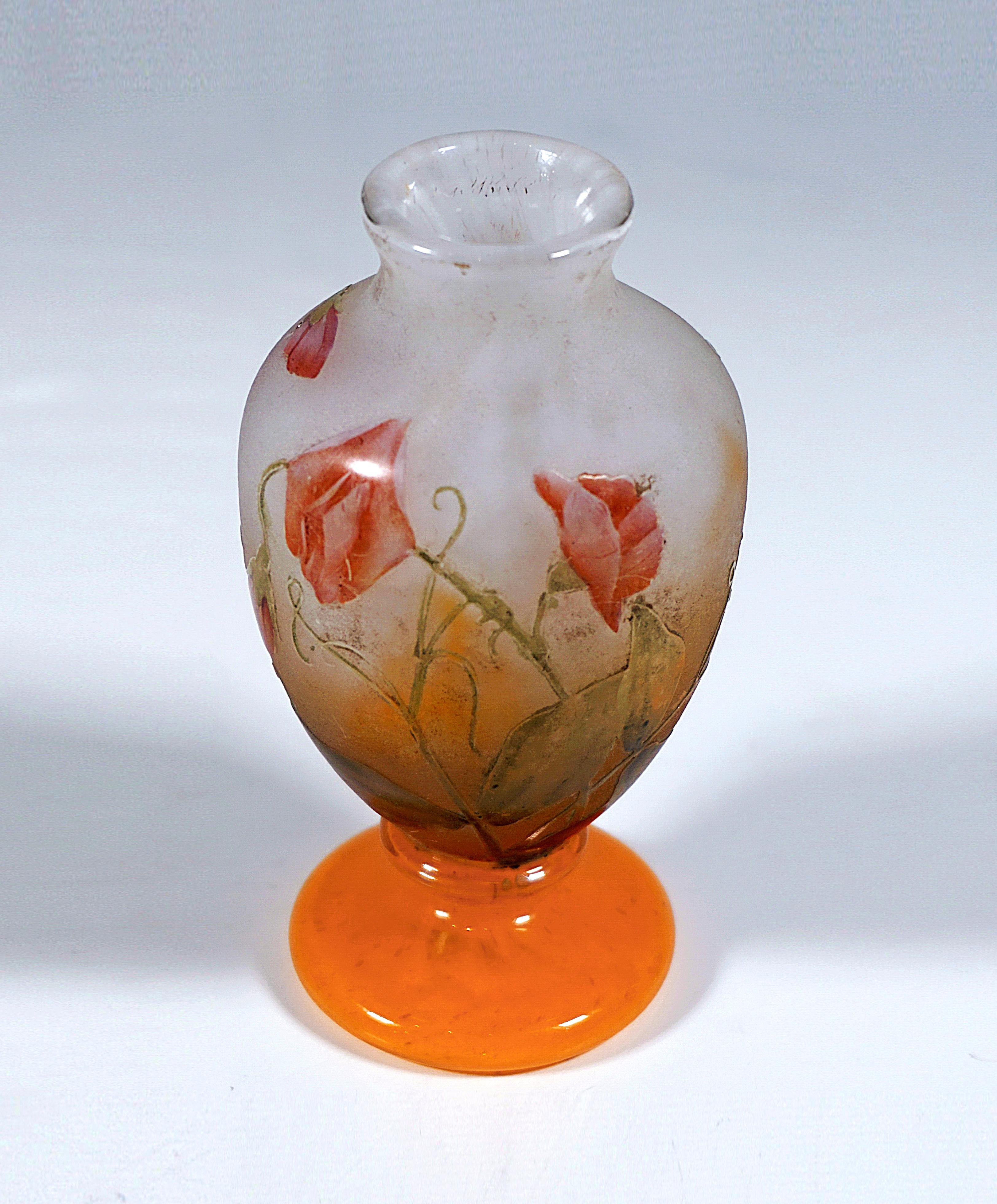 Jarrón camafeo de cristal Daum Nancy Art Nouveau con decoración de guisantes de olor, Francia, ca. 1910 en Bueno estado para la venta en Vienna, AT
