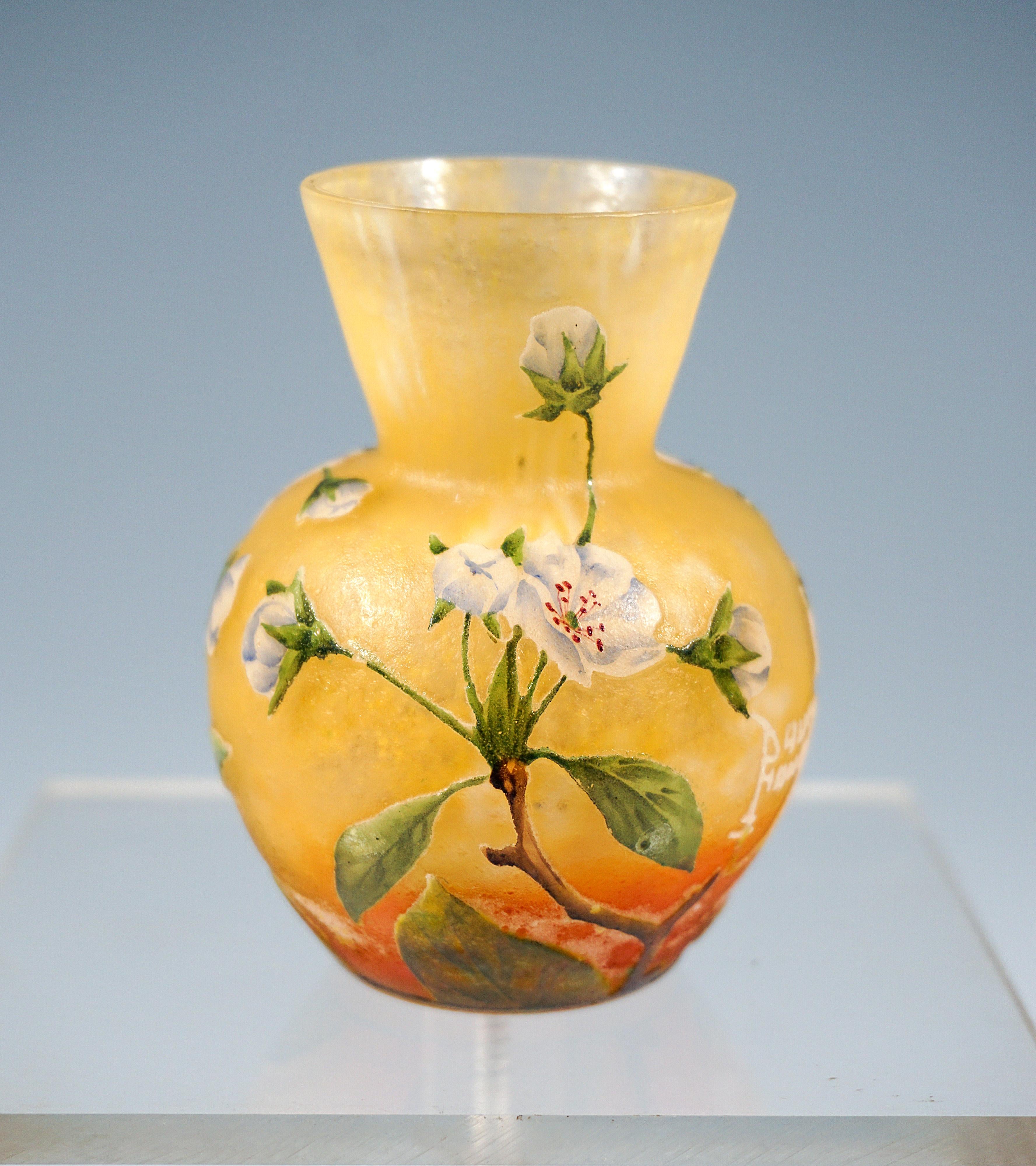 Jugendstil-Kamee-Vase von Daum Nancy mit Apfelblüten-Dekor, Frankreich um 1910 (Art nouveau) im Angebot