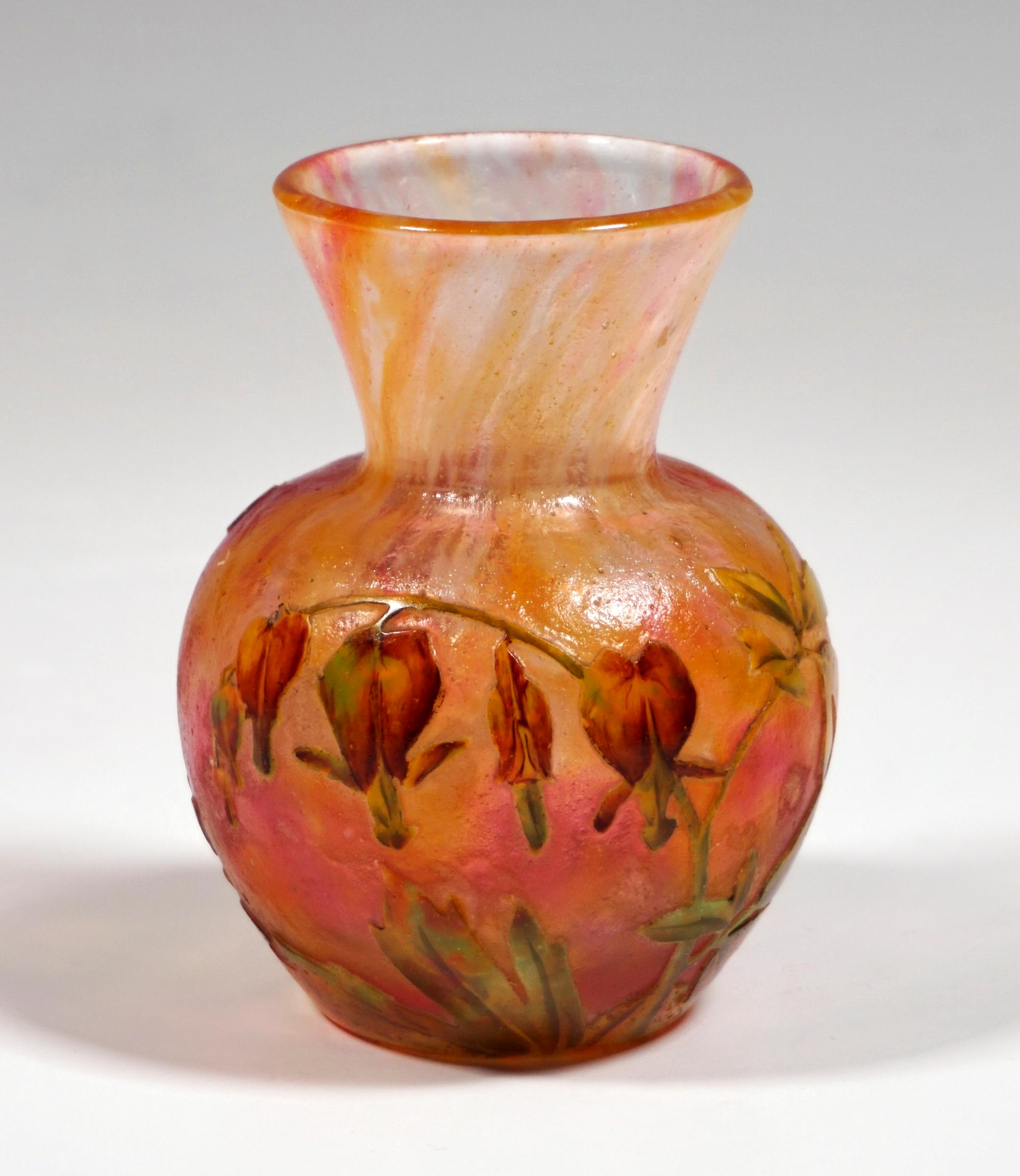 Jugendstil-Kamee-Vase mit gebleichter Herzdekor von Daum Nancy, Frankreich 1895/1900 (Französisch) im Angebot