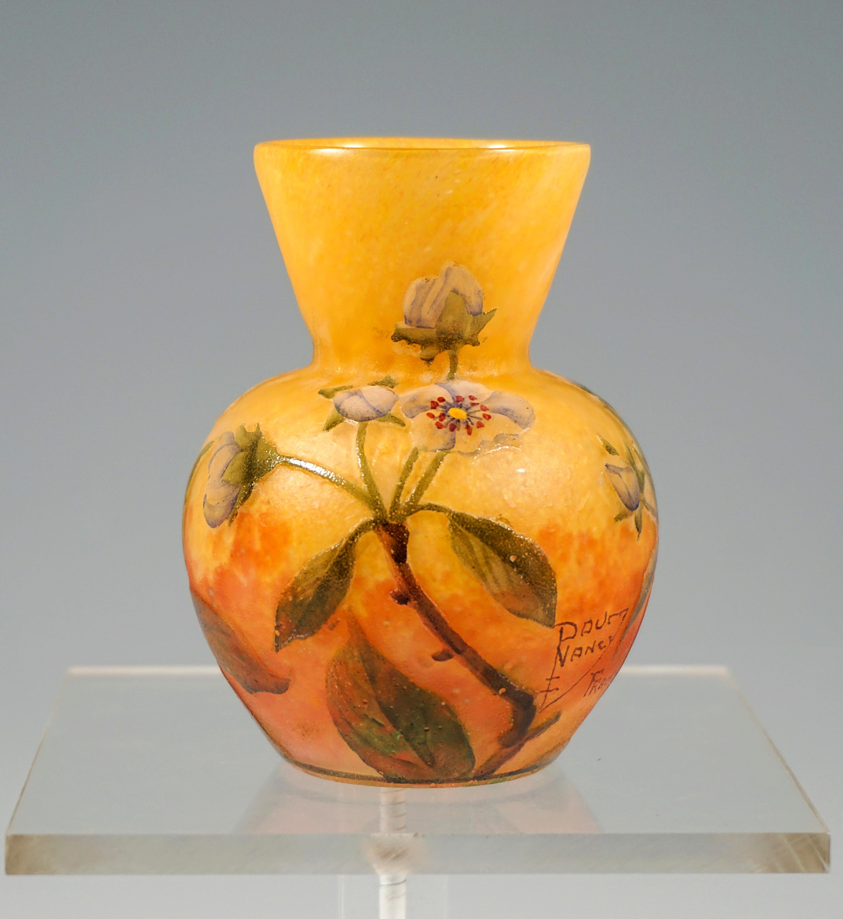 Francese Vaso Daum Nancy Art Nouveau con cammeo e fiori di fragola, Francia 1910 ca. in vendita