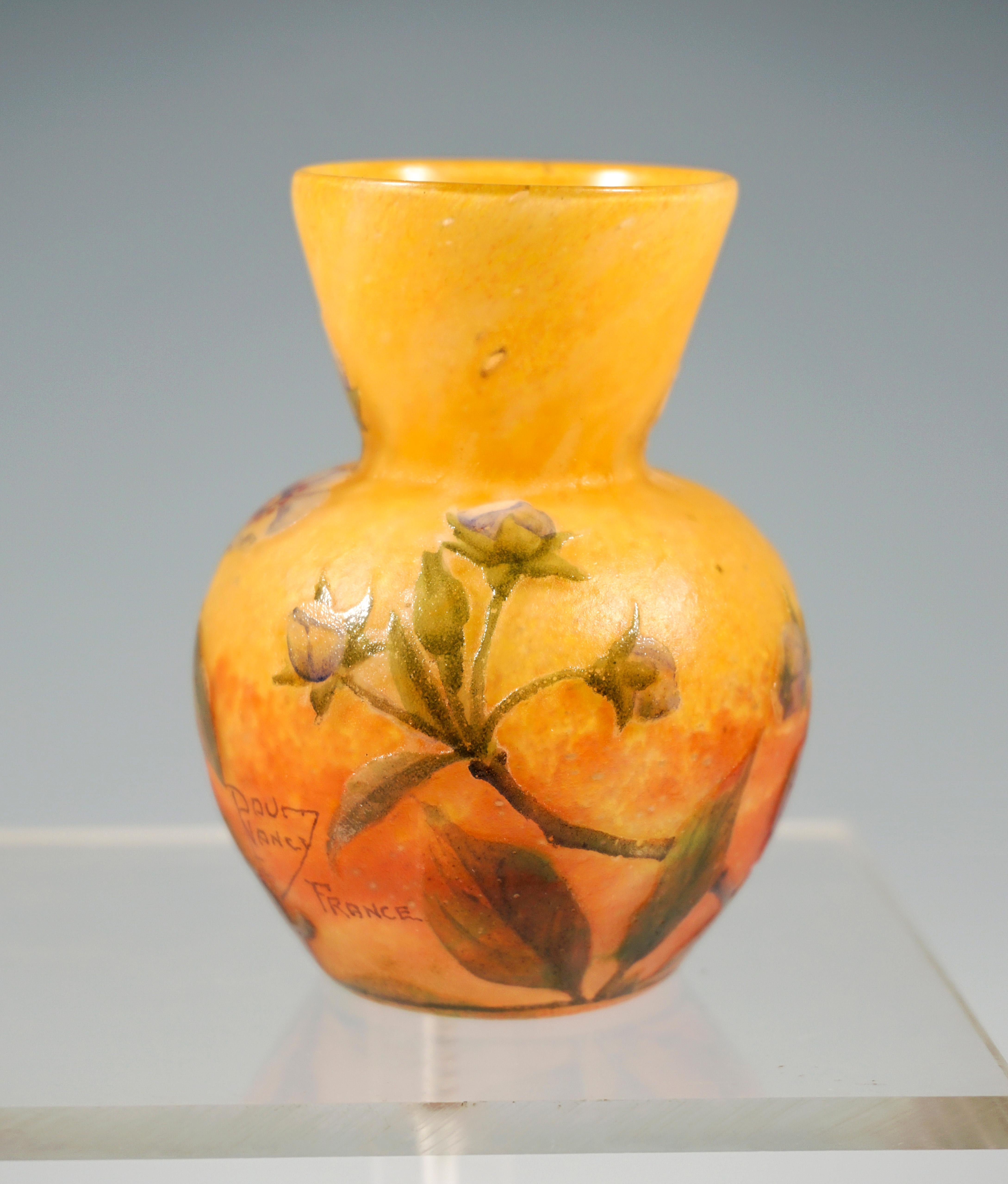 Vaso Daum Nancy Art Nouveau con cammeo e fiori di fragola, Francia 1910 ca. In condizioni buone in vendita a Vienna, AT