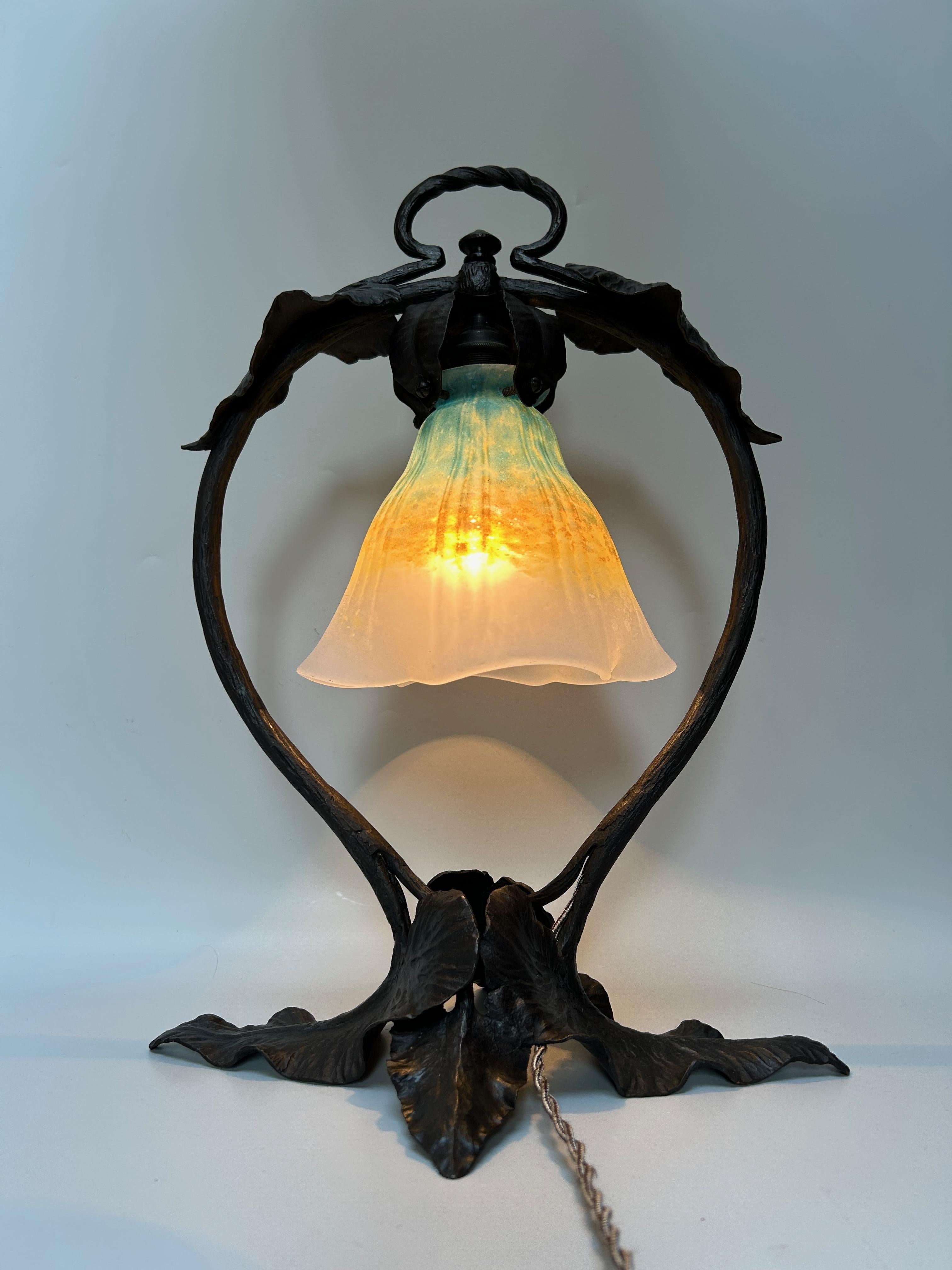 Daum Nancy Art Nouveau table lamp, circa 1910.
High-quality wrought iron base, stamped (illegible).
Powder tulip signed Daum Nancy.
Electric and in perfect condition.

Height: 40.5 cm
Width: 30 cm
Depth: 21 cm
Weight: 2 kg

The Compagnie française
