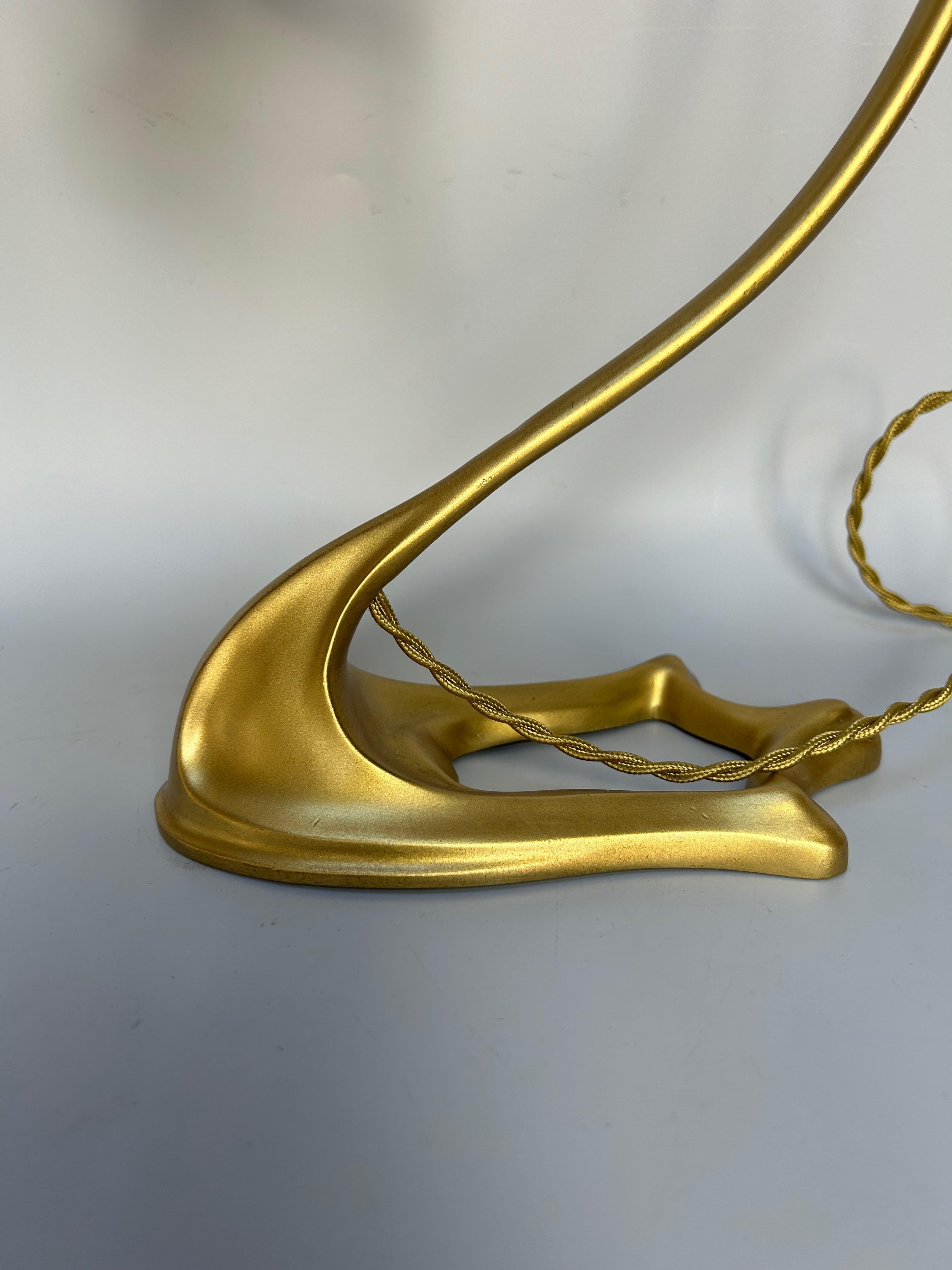 Art nouveau lamp circa 1900.
Gilt bronze base probably by Louis Majorelle.
Glass paste tulip signed Daum Nancy.
In perfect condition.
Electrified, B22 socket, bayonet bulb.

Height: 40 cm
Width: 10.5 cm
Length: 19 cm

Daum (French establishment