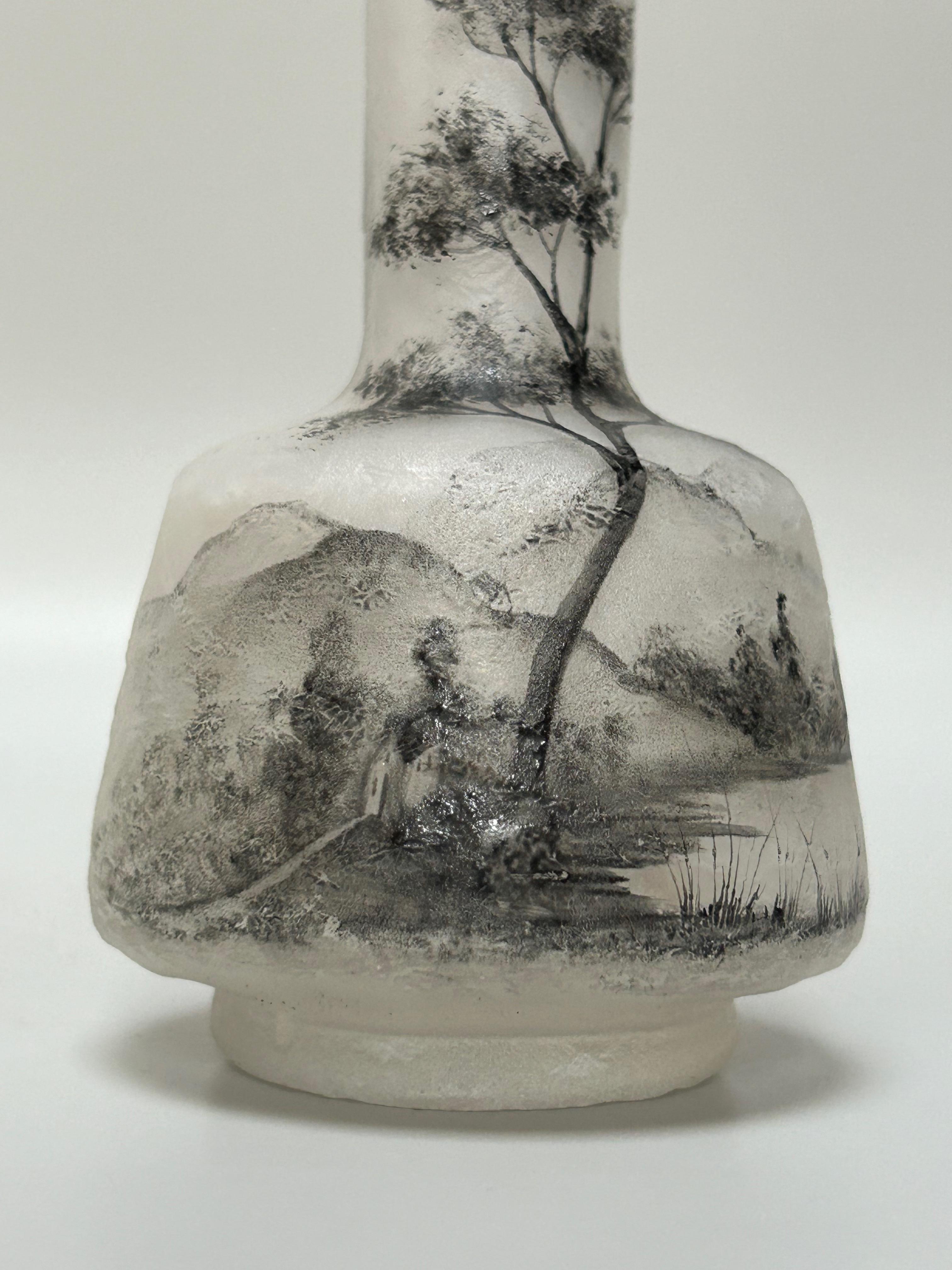 Vase im Jugendstil um 1900. Grisaille-Landschaftsdekor auf opalisierendem, säuregeätztem Hintergrund.
Beachten Sie einen kleinen Chip von der Größe eines Nadelkopfes am Hals.
Höhe: 13.4 cm
Durchmesser der Basis: 6 cm
Durchmesser Hals: 2.7