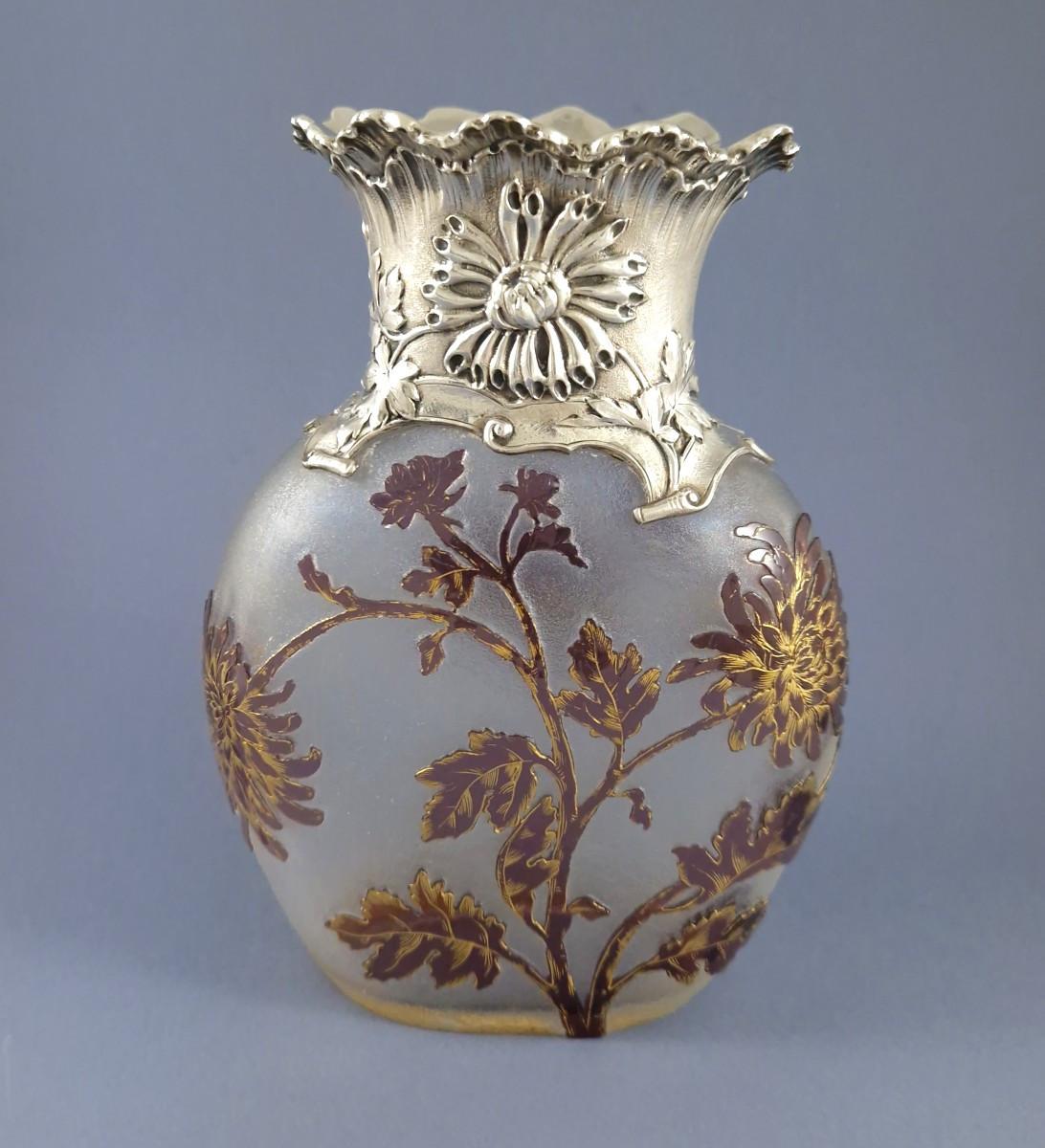 Vase aus säuregeätztem Glas, mit Gold veredelt, verziert mit Blättern und Blumen
Rahmen aus Sterlingsilber mit Blumen verziert
Minerva Punze 1. Titel für Silber mit Feingehalt 950/1000
Silberschmied: Joseph Alexandre Martel
Höhe: 19,6 cm