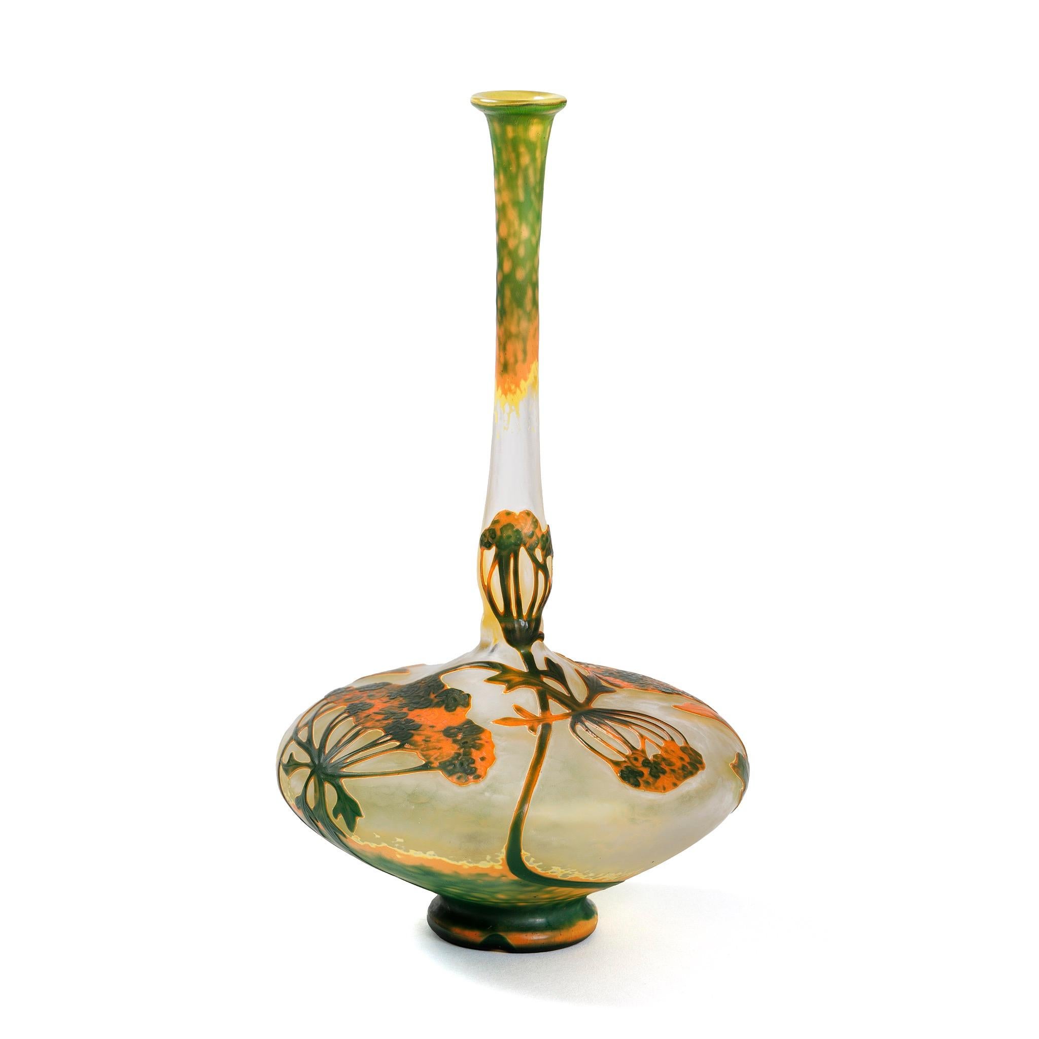 Questo vaso in vetro cammeo di Daum Nancy è decorato con fiori di alcefalo arancioni con centri verdi intagliati su steli verdi che si arrampicano fino a metà del collo allungato. La parte superiore del collo è decorata in giallo, verde e arancione,
