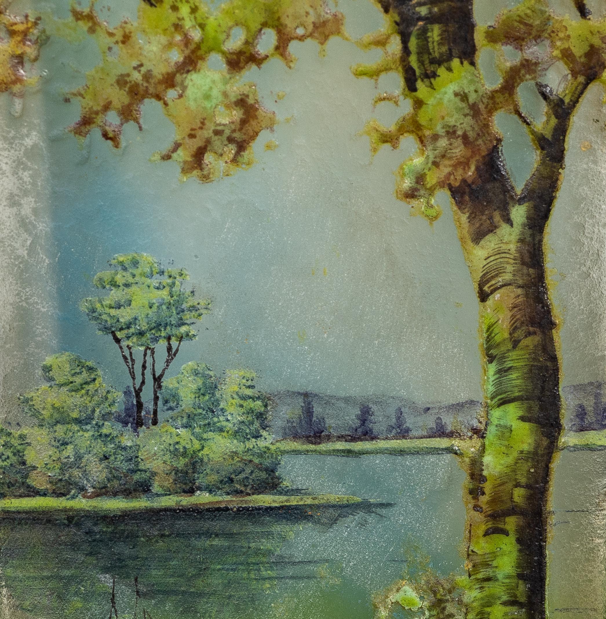 
Daum Nancy Glasvase mit Kamee und Emaille,
Frankreich, um 1910
Dekoriert mit Bäumen und einer fernen Landschaft auf einem hellen opalisierenden Grund
Signiert Daum Nancy mit Lorraine-Kreuz
Abmessungen:
Breite 2 Zoll (5,2 cm)
Höhe 11,93 cm (4,7