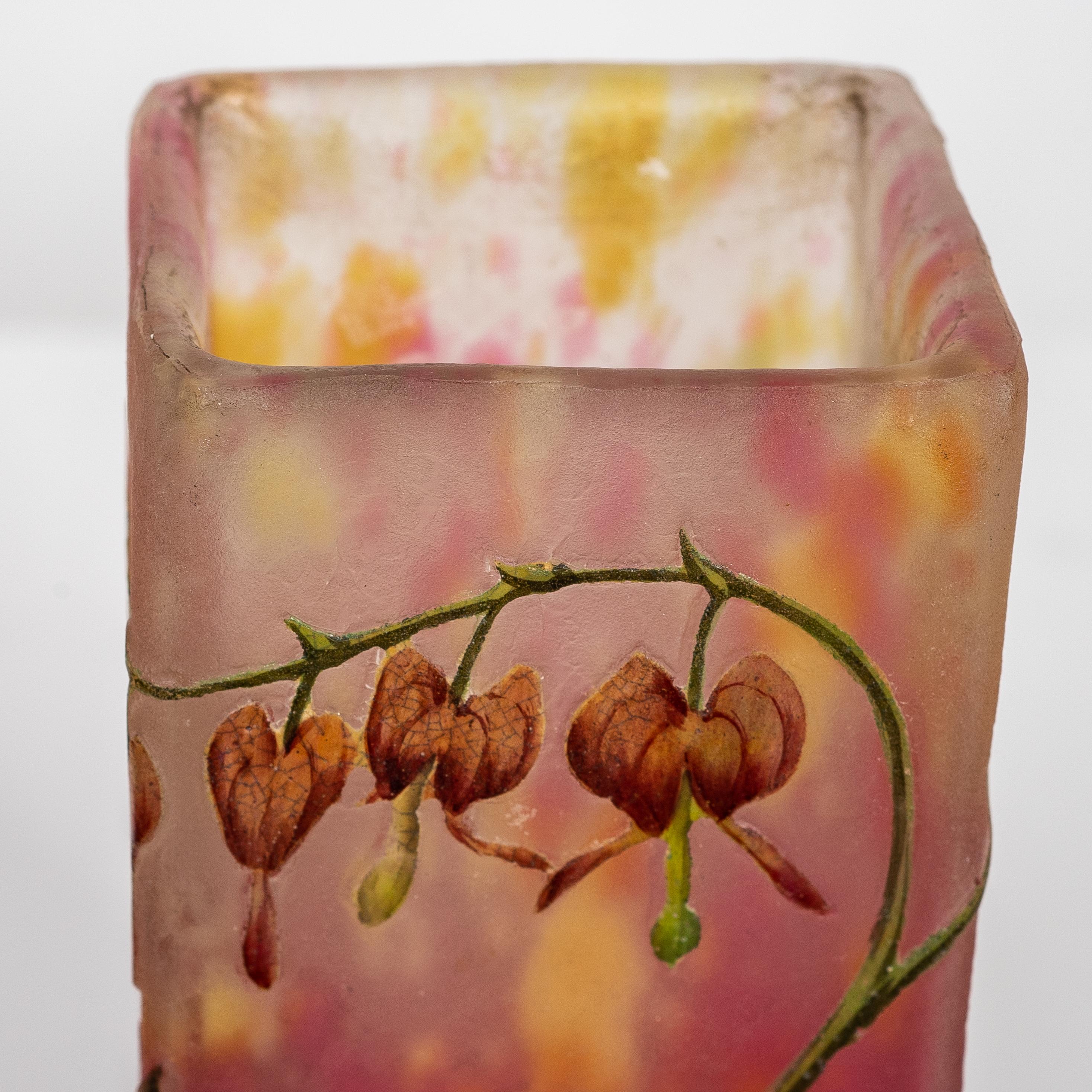  Glasvase mit Kamee und Emaille von Daum Nancy,
Frankreich, um 1910
Verziert mit rosa Wildblumen auf gesprenkeltem Grund
Kamee-Marke Daum Nancy mit Lothringer Kreuz
Abmessungen:
Breite 2 in. (5,1 cm.)
Höhe 4,64 in. (11,8 cm).
  