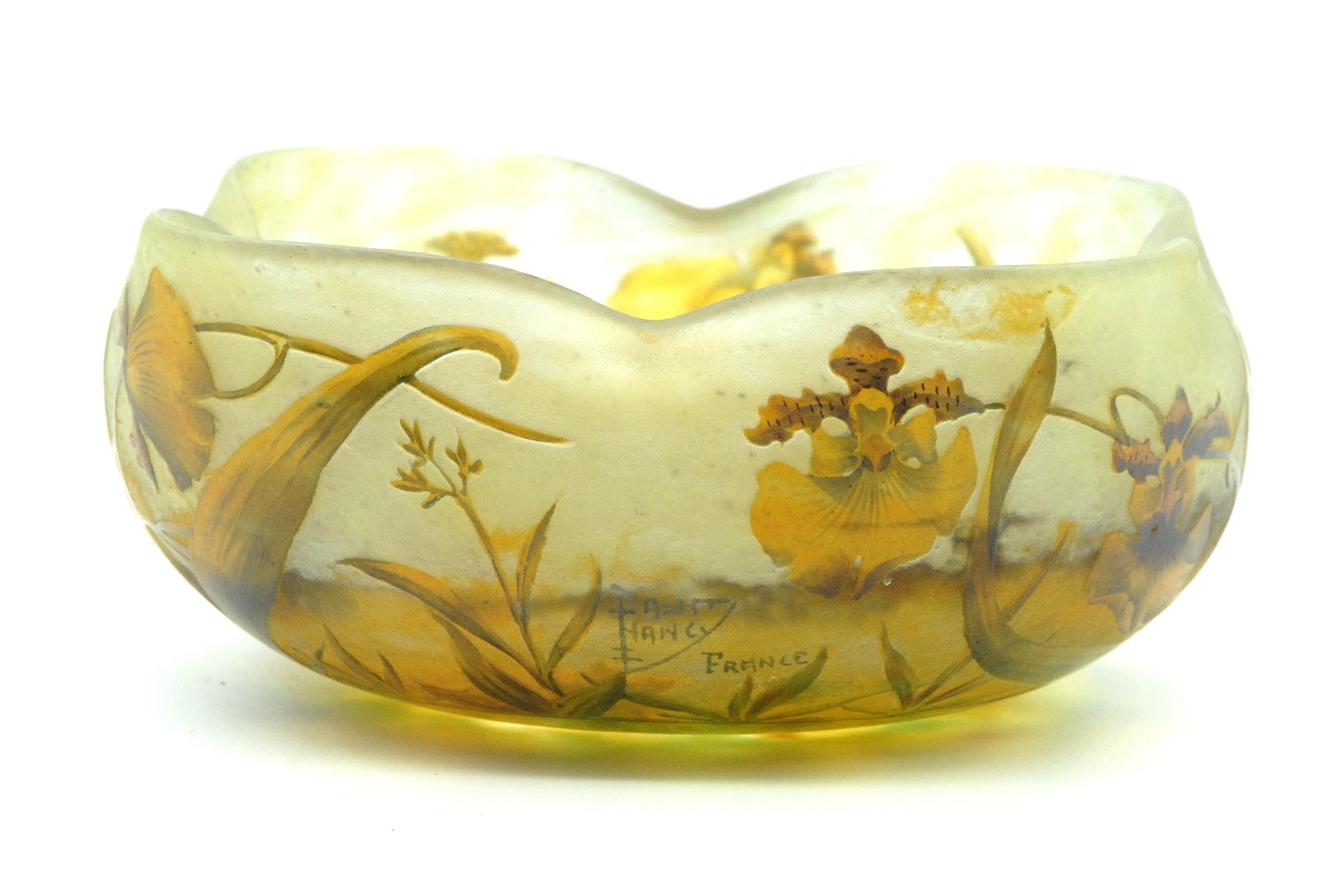 Gelbe Orchideen blühen auf dieser seltenen Kamee-Kunstglasschale der berühmten französischen Glasmanufaktur Daum, Nancy. Das anmutige Gefäß hat einen gewellten Rand und zarte, wehmütige Blumen vor einem gelben Hintergrund in der Abendsonne.